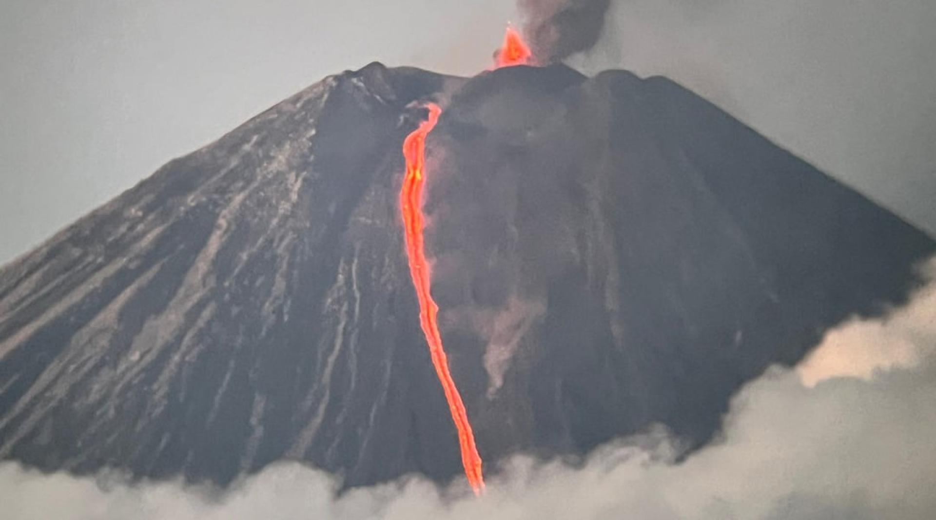克柳切夫火山持续爆发式喷发。