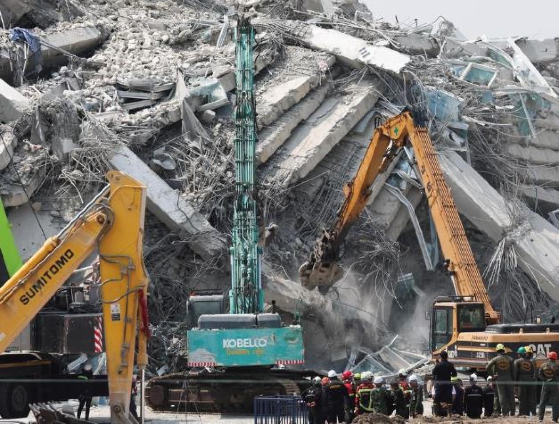 缅甸中部3月28日发生大地震，波及千里之外的泰国首都曼谷，兴建中的国家审计署大楼倒塌。搜救行动持续了7个星期，寻获89具遗体，另有7人仍失踪。图为地震隔天搜救人员操作重型机械在废墟中搜寻失踪者。
