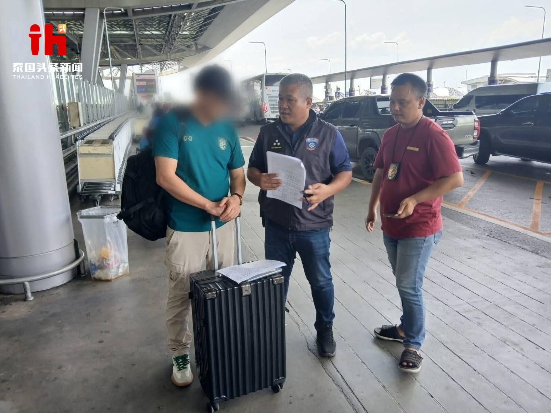 其中1名涉案人员遭警方截查。