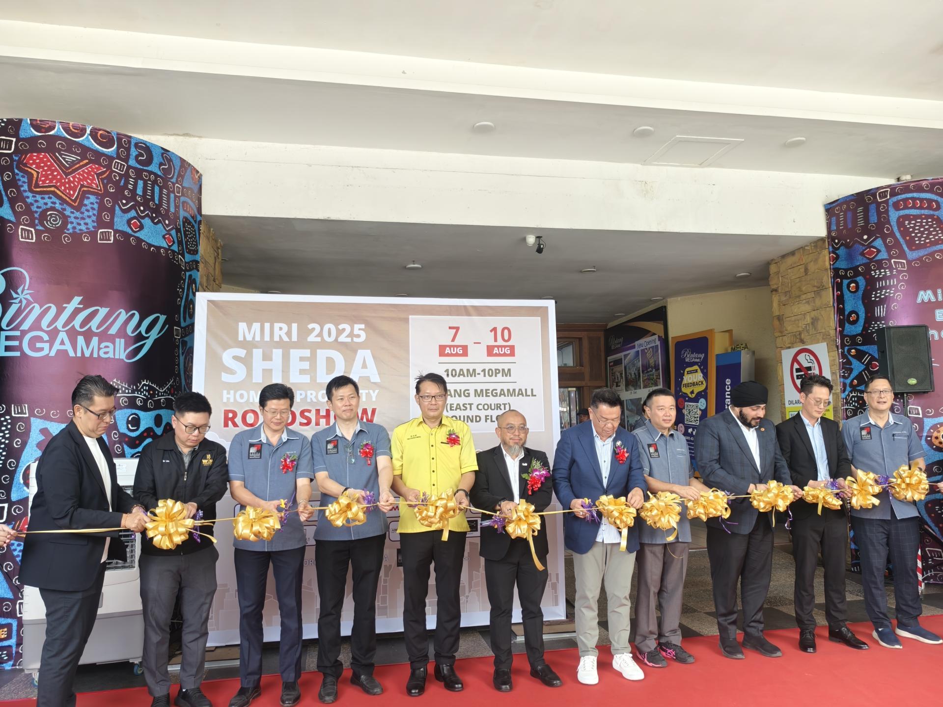 2025年美里房地产展销会开幕仪式。左3起为SHEDA美里分会署理主席兼筹备会主席许如华、砂  房地产发展商公会美里分会主席许信隆、开幕主宾美里市长俞小珊的代表美里市议员余忠明，以及特别嘉宾兼  副美里市长阿里芬等嘉宾。