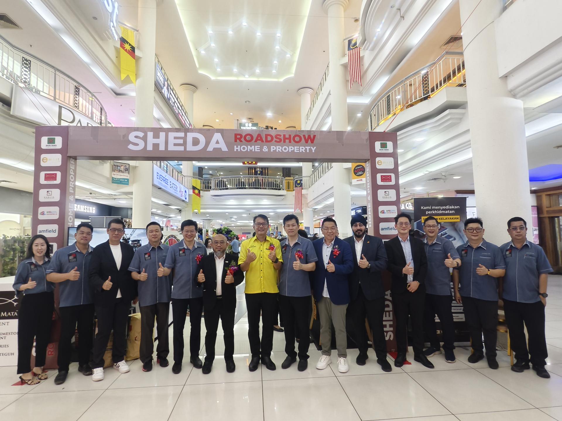 砂拉越房地产发展商公会（SHEDA）美里分会主办的“2025年居家及房地产展销会” 于即日起至8  月10日，在美里星城购物广场旧翼底楼举行。图左5起为SHEDA美里分会署理主席兼筹备会主席许如华、副美里  市长阿里芬、美里市长俞小珊的代表余忠明市议员、砂房地产发展商公会美里分会主席许信隆与筹备会成员、  嘉宾们于会场合影。