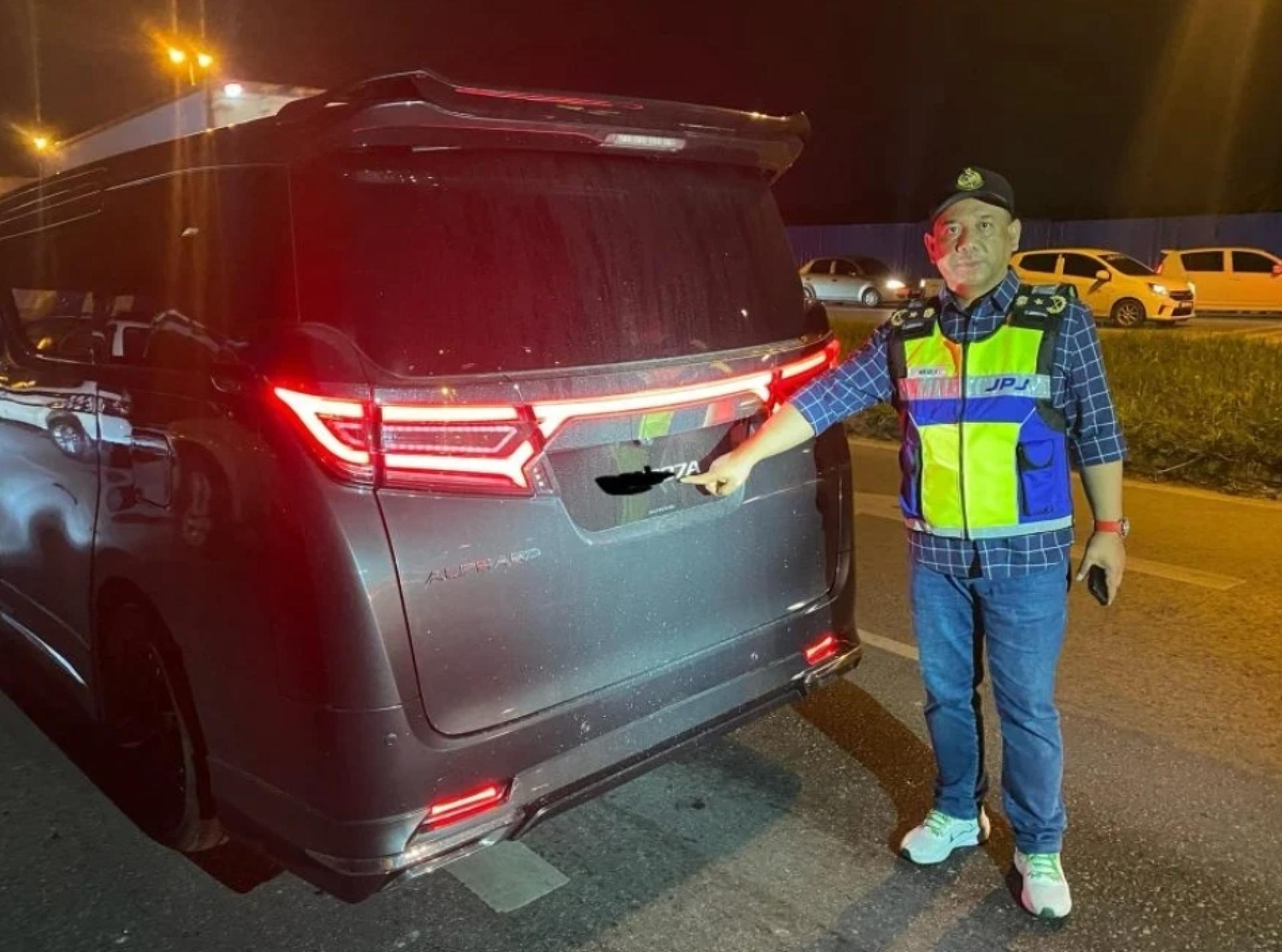 砂陆路交通局副局长诺拉兹兰指出有关违规的豪华多用途轿车。