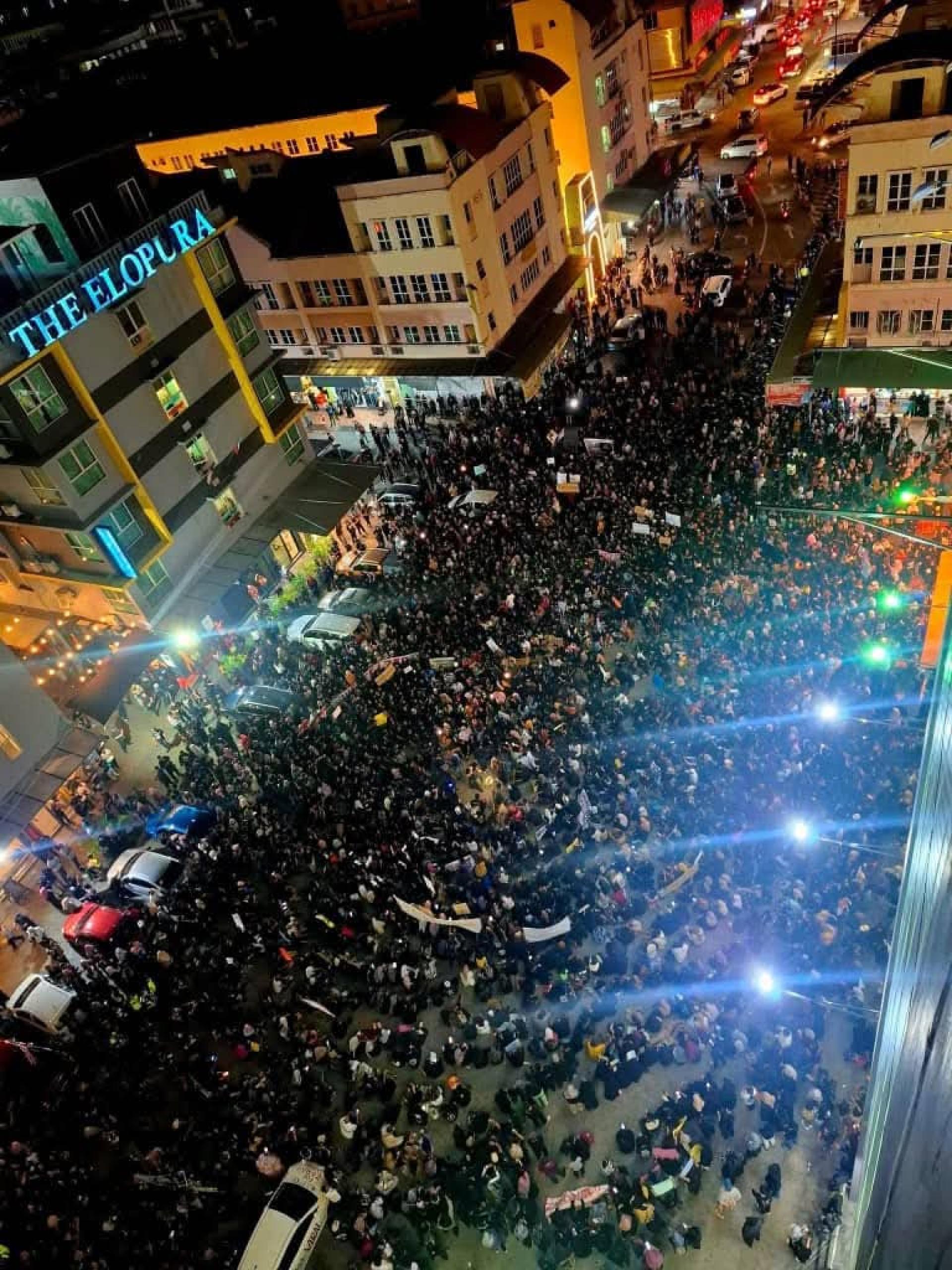 沙巴州多地爆发和平集会，民众走上街头要求为扎拉讨回公道。