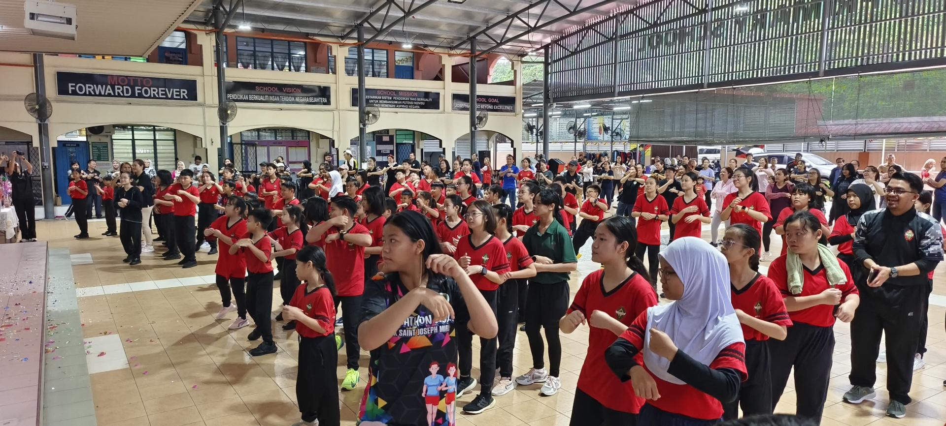 学生与家长们一同参与“Zumbathon 3.0”活动。