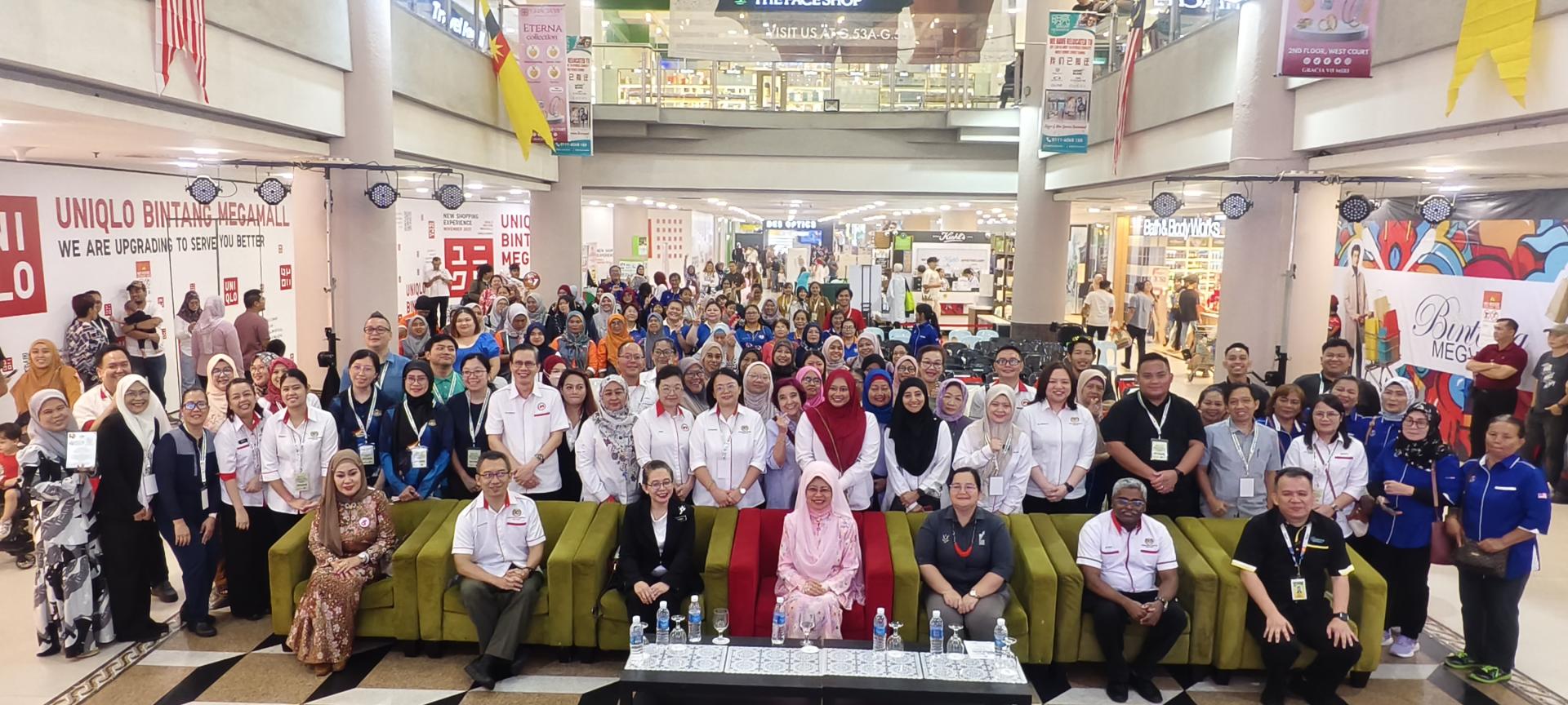 砂妇女、儿童与社区福祉发展部部长拿督斯里陈赛明（中）出席主持2025年砂拉越州级“大马营  养月”暨美里省“世界母乳喂养周”开幕仪式，与全体出席者合影。