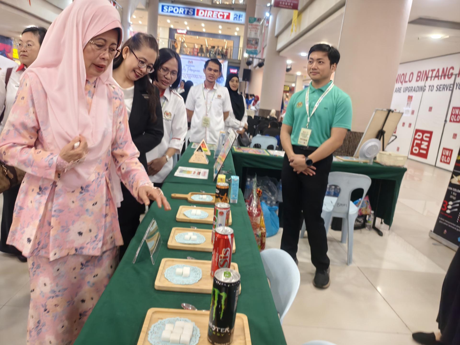 拿督斯里陈赛明现场观看卫生部展示饮料含糖量。