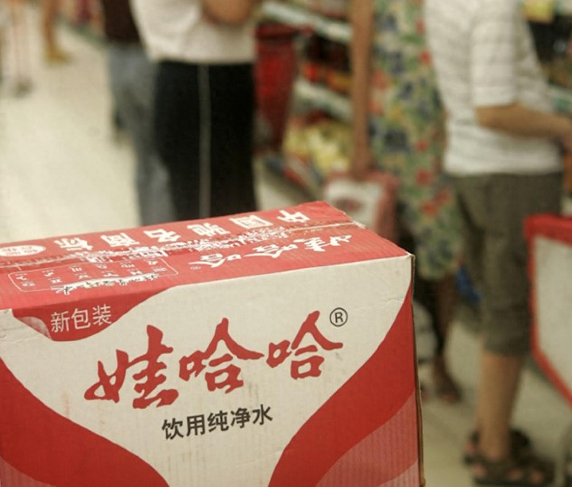 娃哈哈砍掉年销300万以下经销商，部分并入大经销商引发款项纠纷。