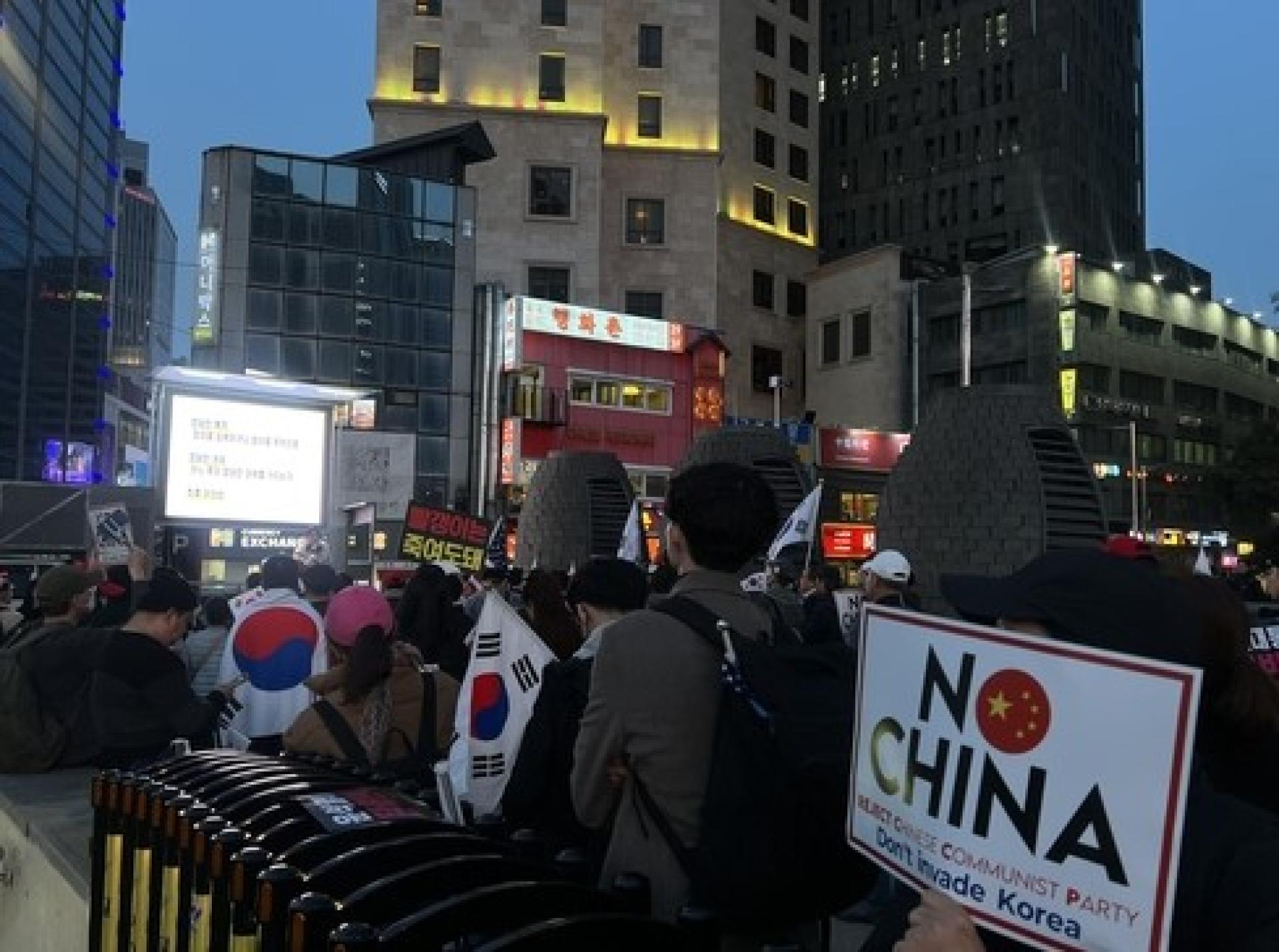今年3月，韩国反华团体在中国大使馆附近举行示威活动。