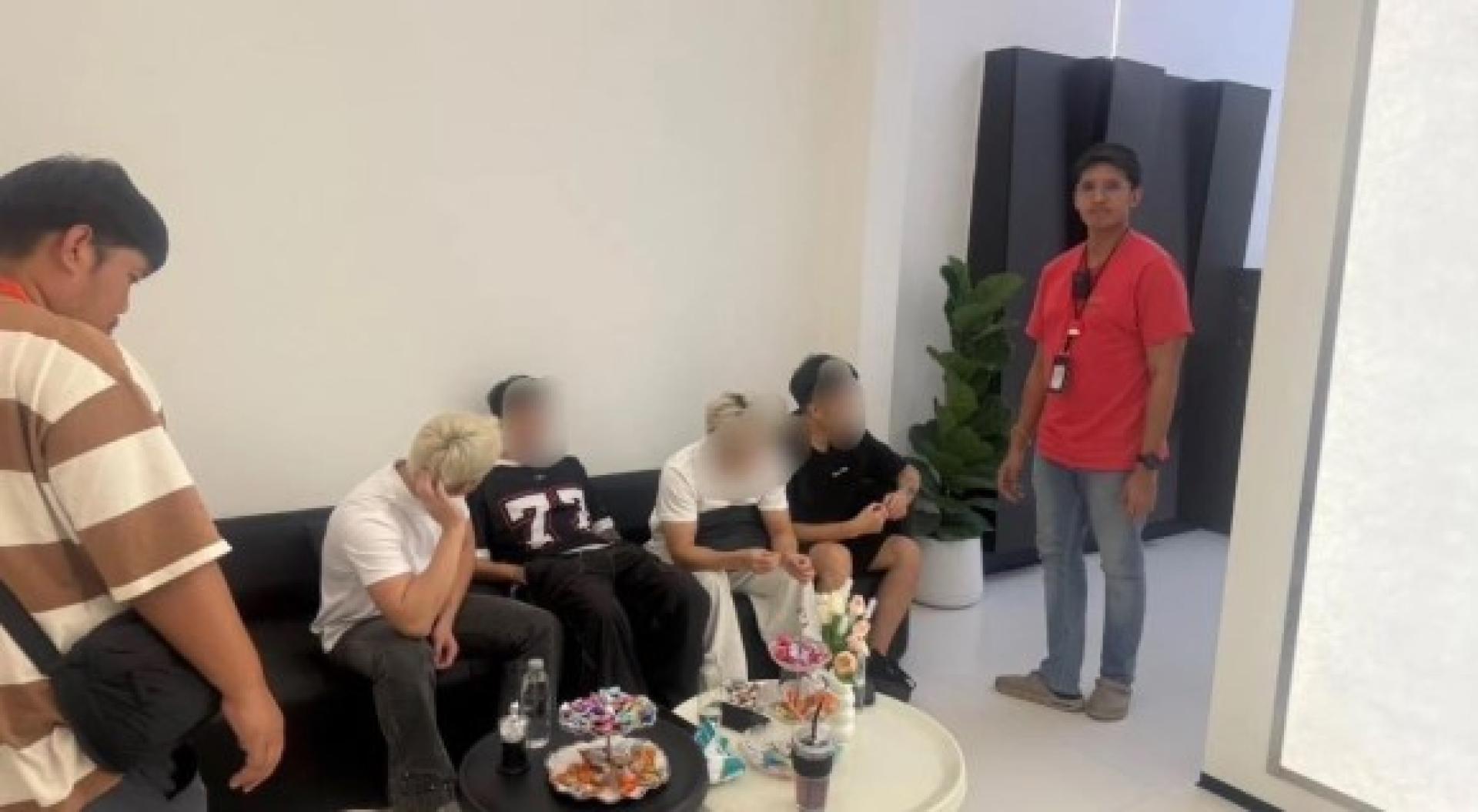 被捕的中国人面临“无工作许可在泰非法工作”以及“从事仅泰国人可从事的工作”2罪名。
