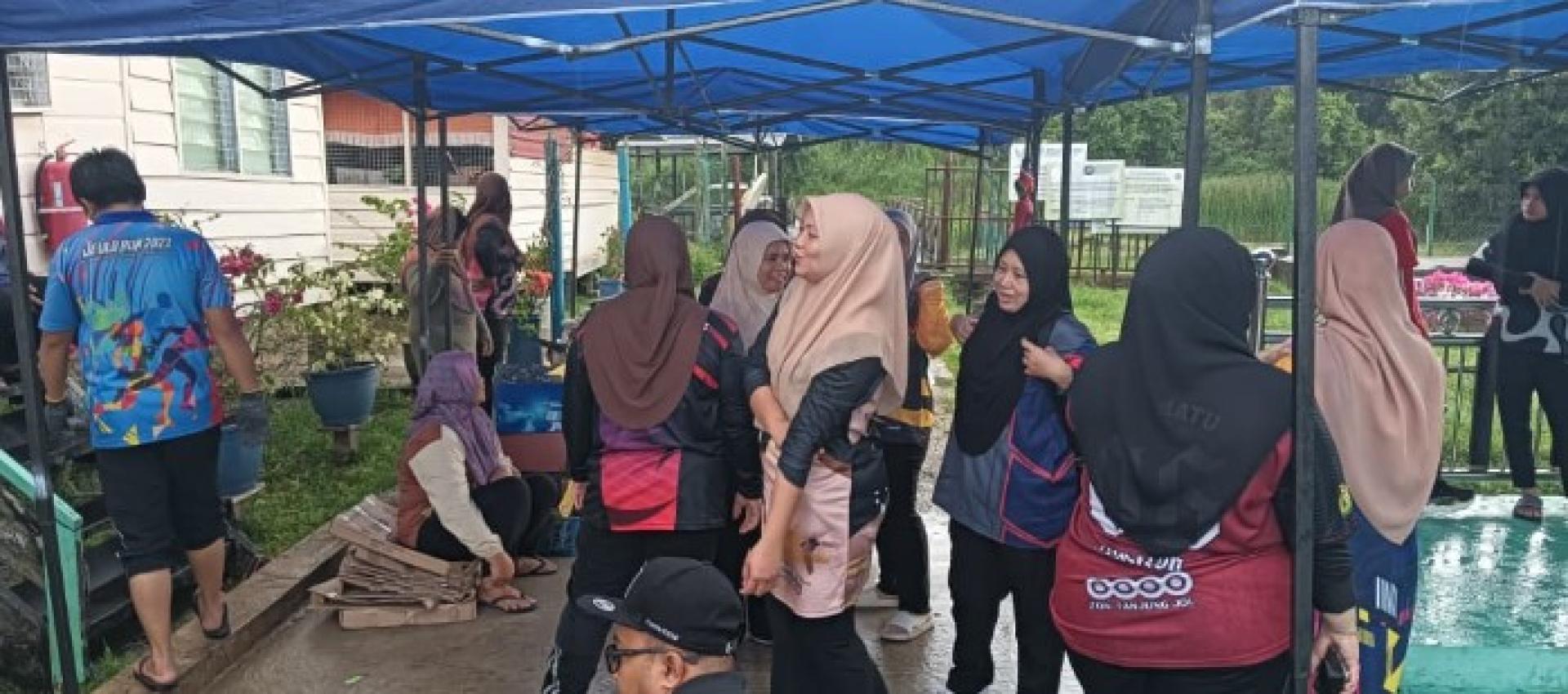 参与在马都SK Kampung Sok举办“Madani大扫除”活动的部分人员。