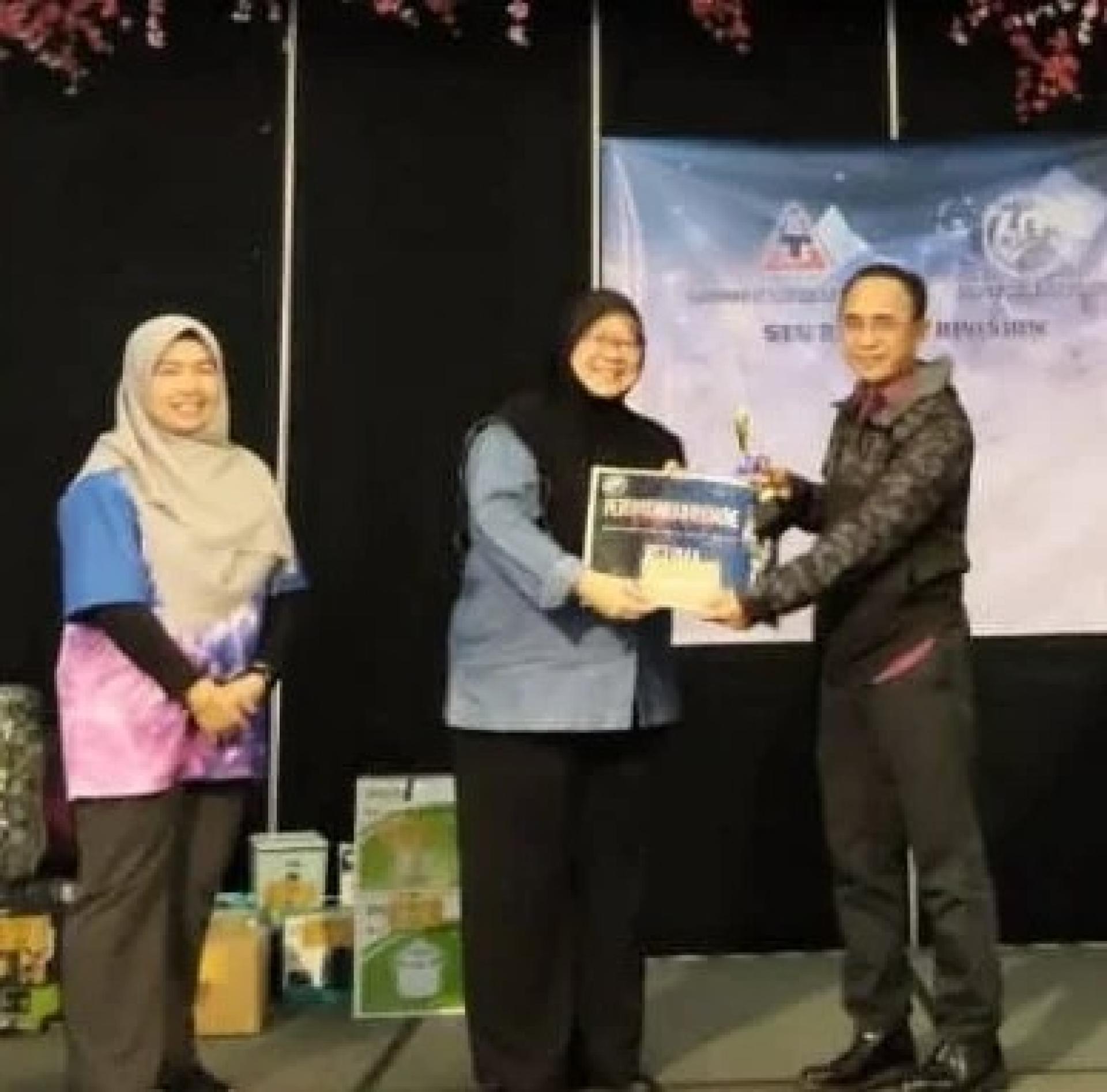 纳菲莎为冠军 Mohd Lutfi @ Let Upit 颁奖。