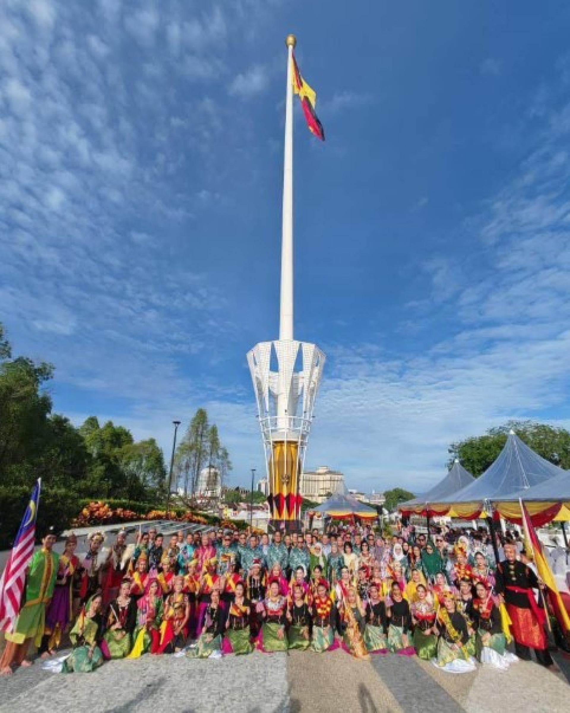 阿布巴卡今日在祖国之母广场举行8月份祖国之母月升旗礼时，与多位贵宾合影留念。