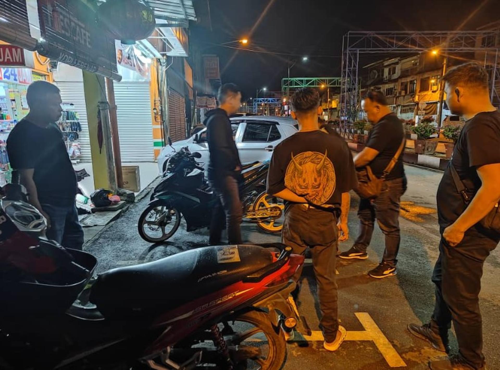 警方昨晚在石隆门市场周边执行“摩托车行动”的执法现场照。