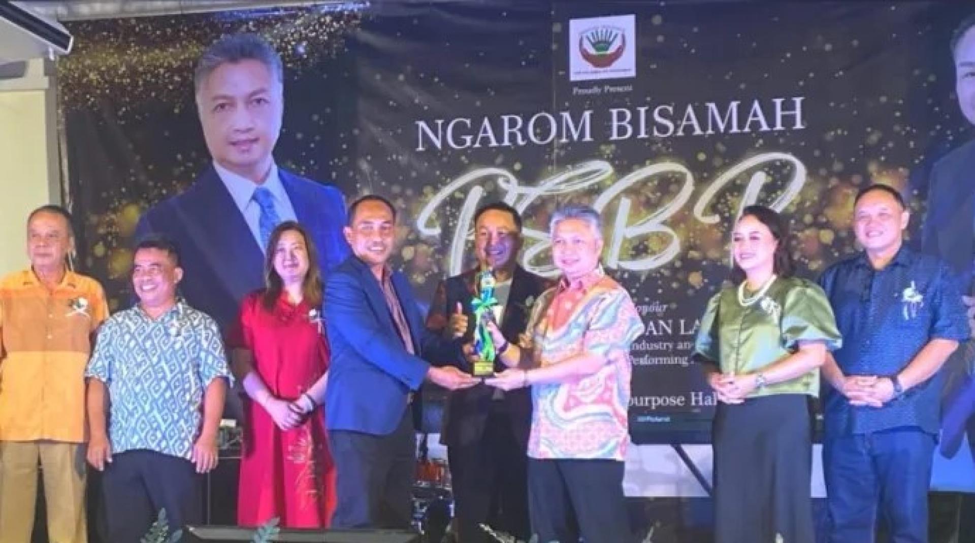 斯诺丹（右3）、威利（左4）及嘉宾于2025年西古布努彭里申协会（PSBP）“Ngarom Bisamah”仪式上合影，地点为古晋砂拉越达雅民族协会（DBNA）多用途礼堂（8月9日）。