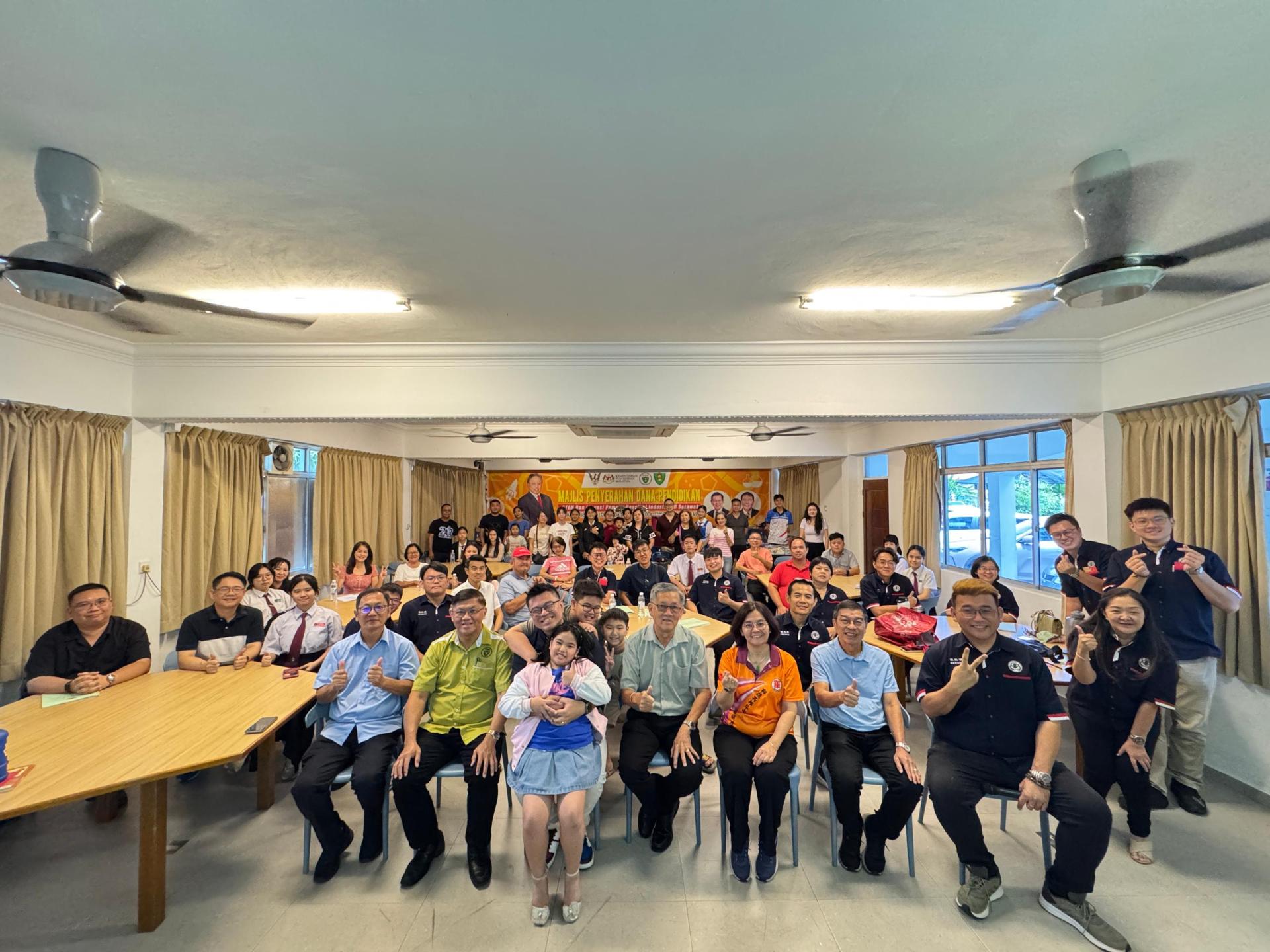 美中校友会成功举行2025年度会员大会暨第19届理事会改选，全体出席者合影。