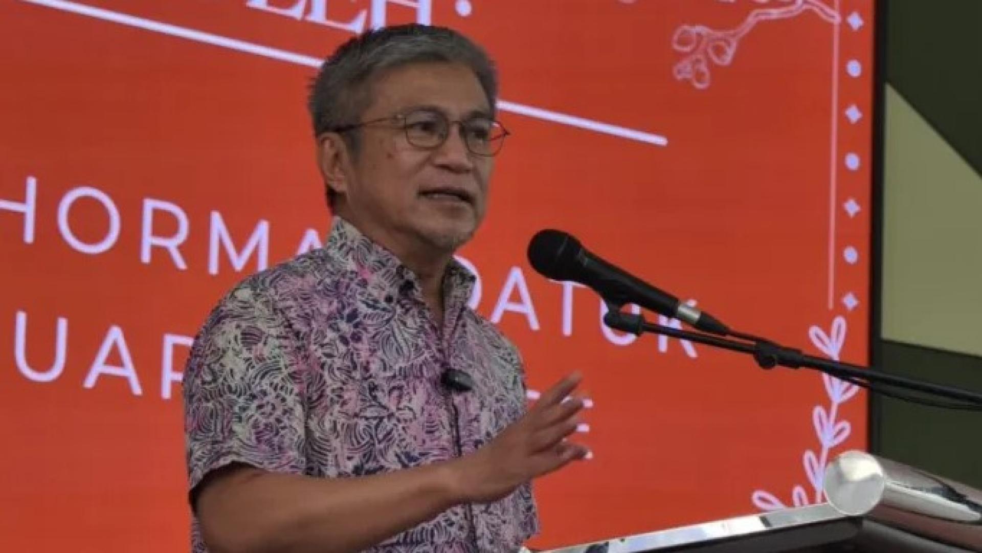 安华拉拜于2025年8月10日在诗巫宗教国中（SMK Agama Sibu）为南加选区学校移交乡区小型工程（MRP）拨款时发表讲话。