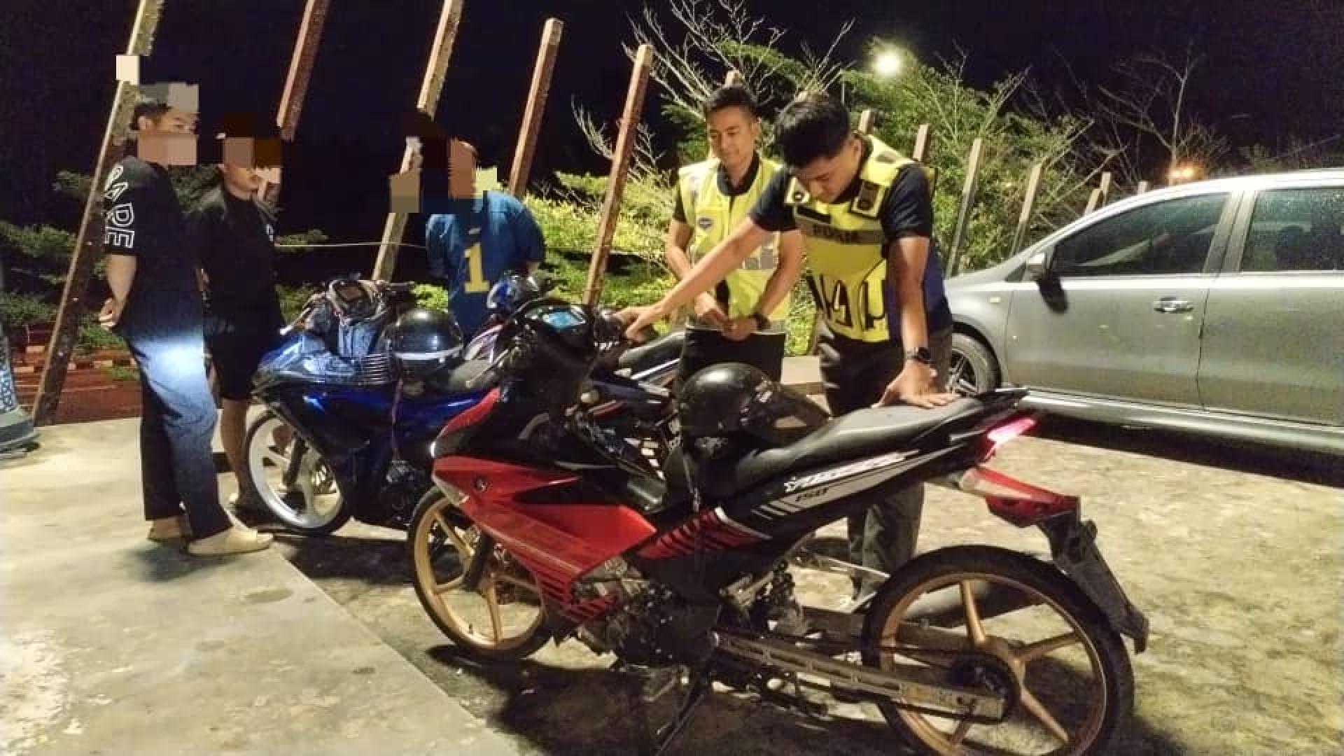 美里警方检查摩托车。