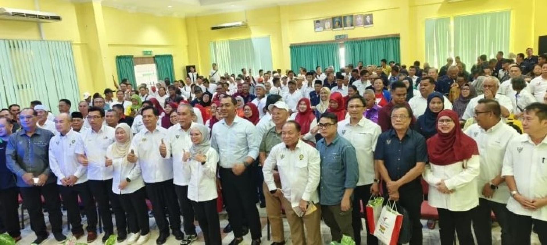 砂总理首席政治秘书拿督法兹鲁丁阿都拉曼、连达立及丹绒马尼国会议员尤索夫阿都瓦哈，与其他受邀嘉宾及参与政治秘书外展计划的出席者在丹绒马尼普沙卡家具工业综合大厦合影。