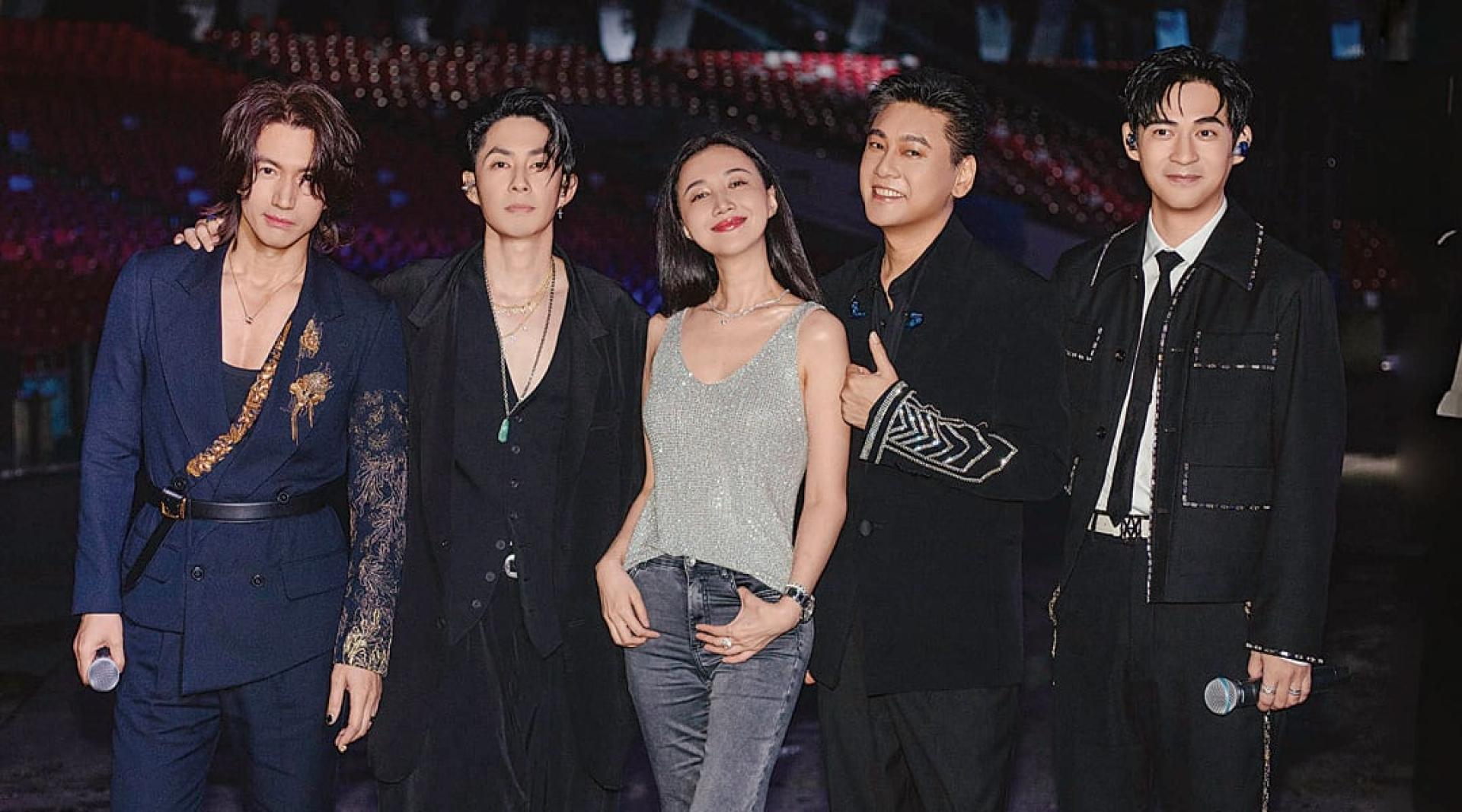 F4在北京鸟巢合体演出时，韩雯雯也到后台支持，与4名团员合影，右二为朱孝天。