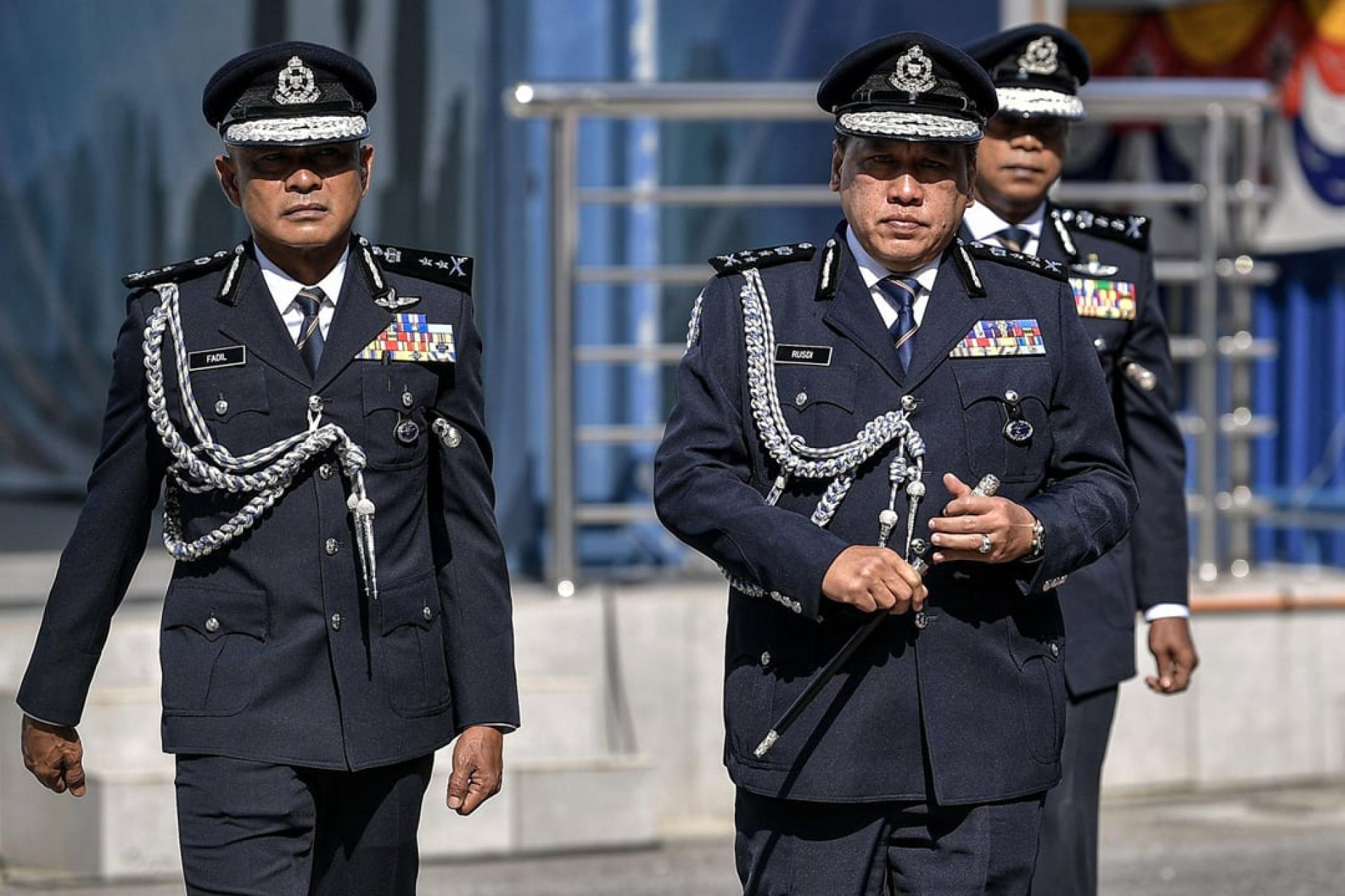 鲁斯迪（中）出席见证吉隆坡总警长的职务移交仪式。右为代总警长尤索夫，左为新任隆总警长法迪尔。