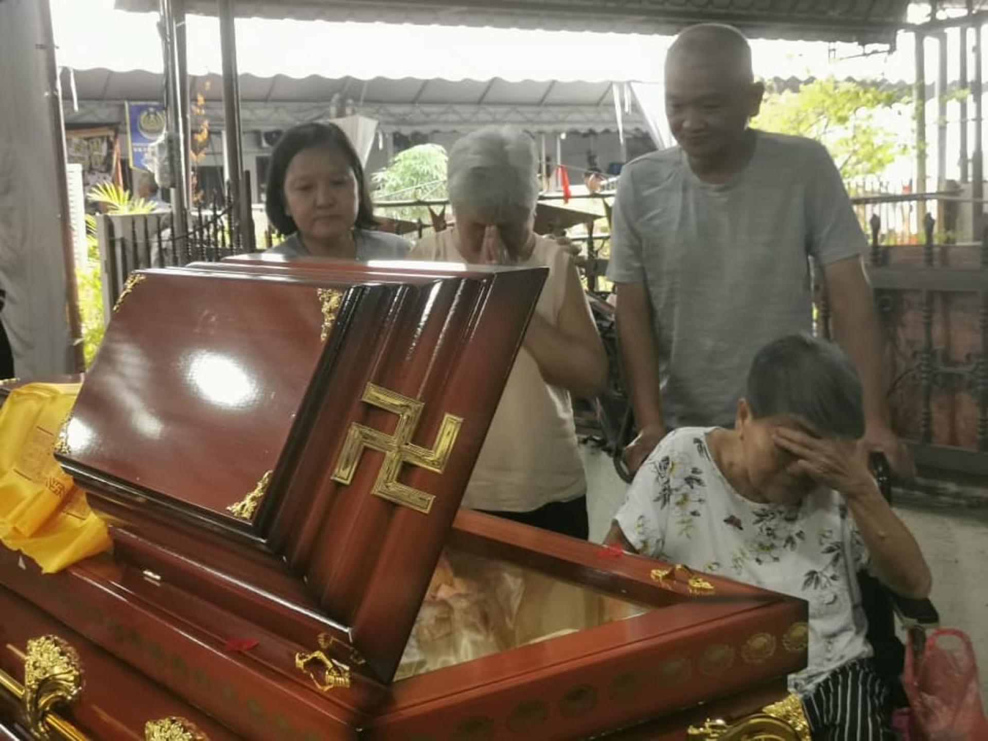 陈保竣的父母陈国良与林碧丝，以及祖母和外婆（坐在轮椅上）瞻仰他最后一面，悲痛不已，眼泪夺眶而出。