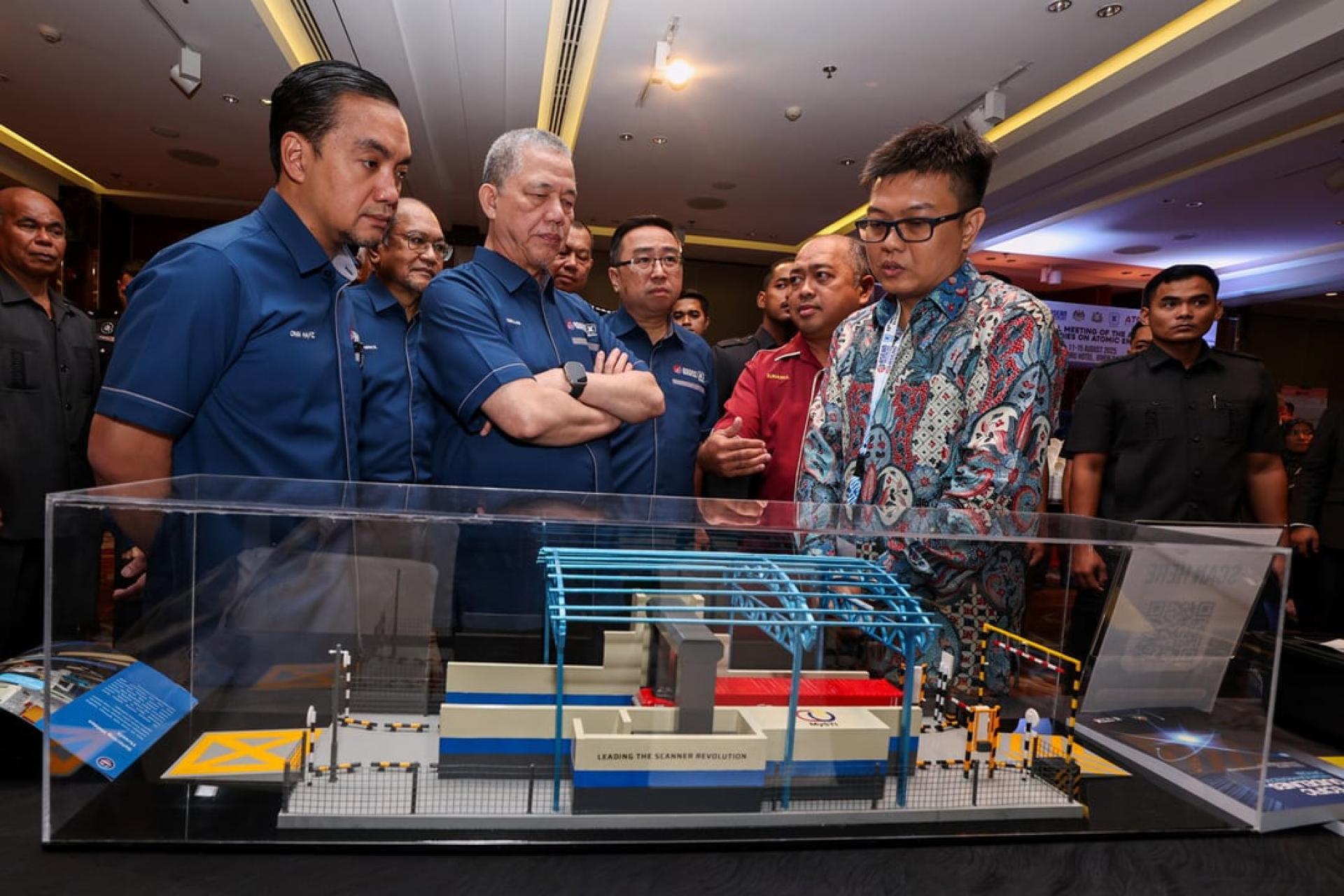 法迪拉（左2）参观ASEANTOM展览，出席者包括科学、工艺及革新部长郑立慷（左3）以及柔佛州务大臣翁哈菲兹（左1）。