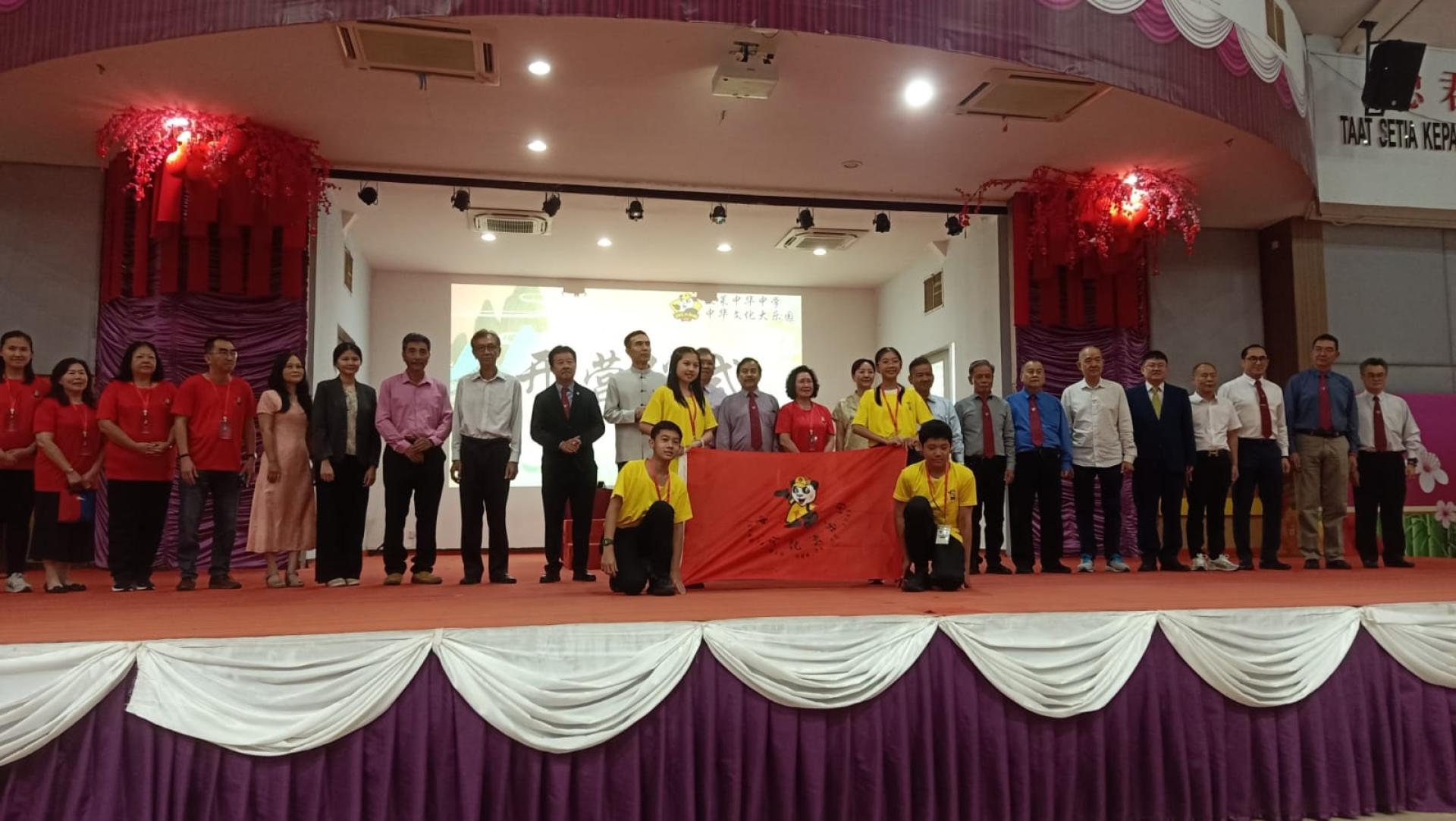 主宾肖建国大使主持开菅后与出席嘉宾合影