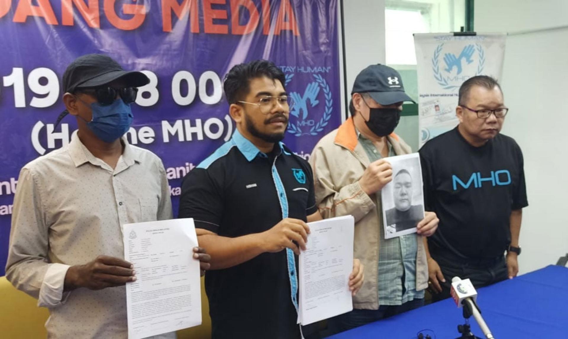 大马国际人道主义组织接受阿伦父亲（左1）与陈汉聪父亲（左3）的投诉。
