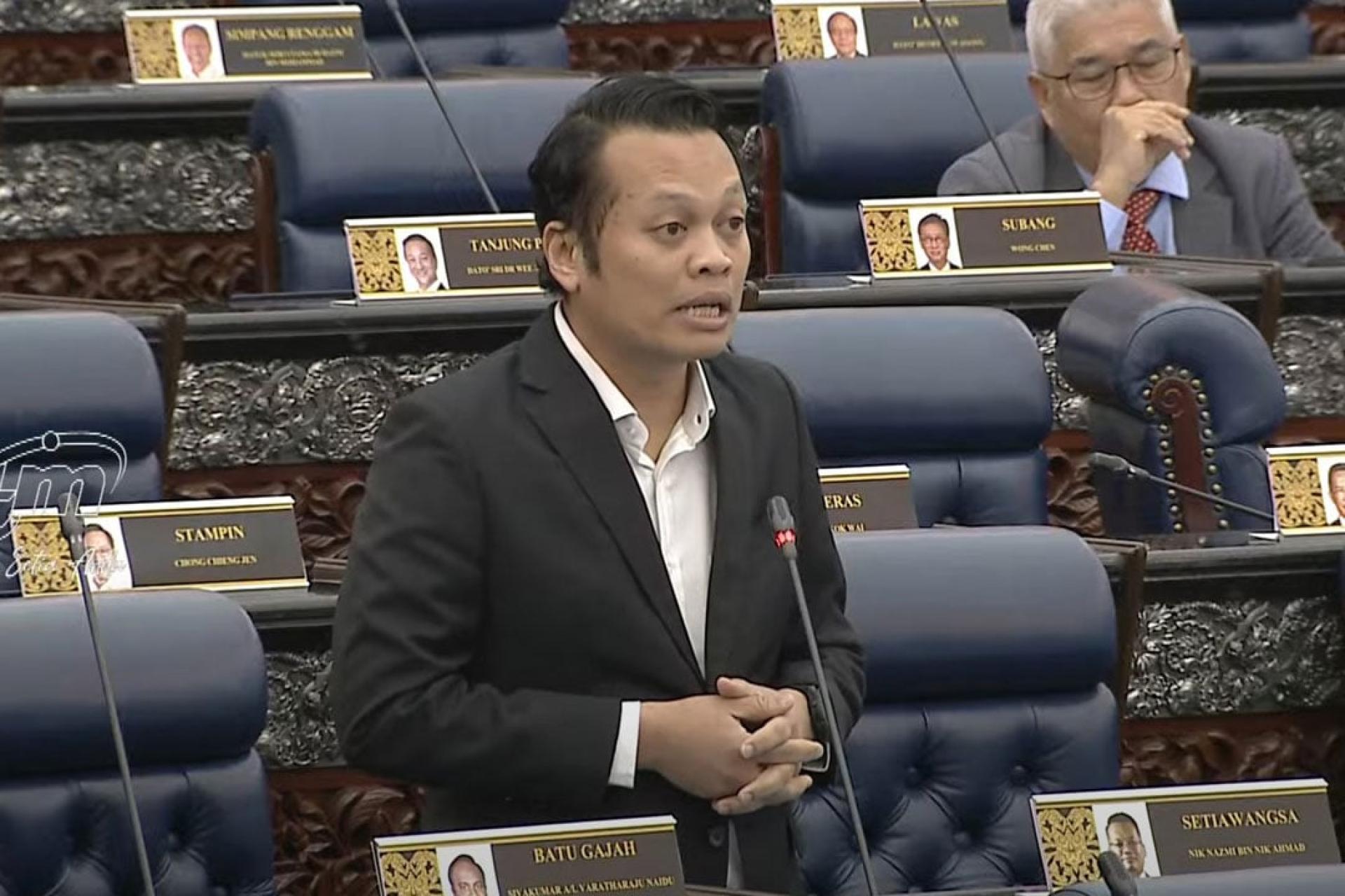 公正党斯帝旺沙国会议员聂纳兹米促请教育部长法丽娜在沙巴州13岁女生扎拉凯丽娜疑遭校园霸凌致死案中，勿过度防御性。