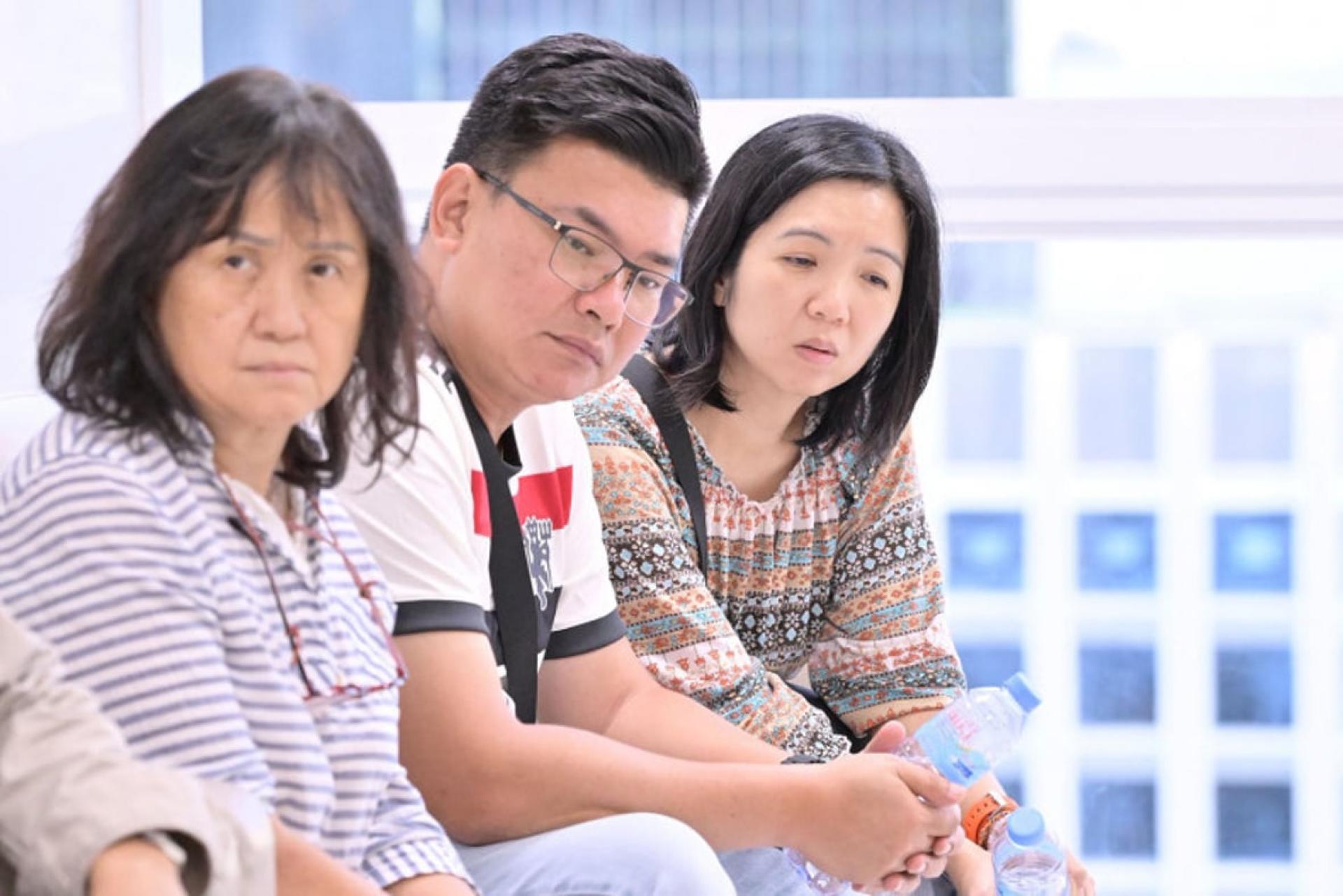 伤者的家人来曼谷探访。（图：泰国旅游和体育部）