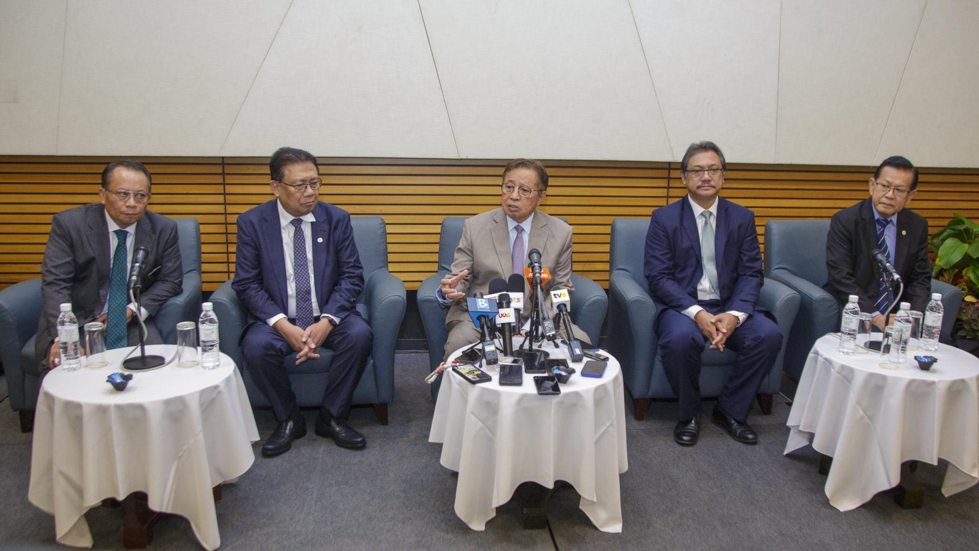 砂总理阿邦佐哈里（中）在发布会上发言。