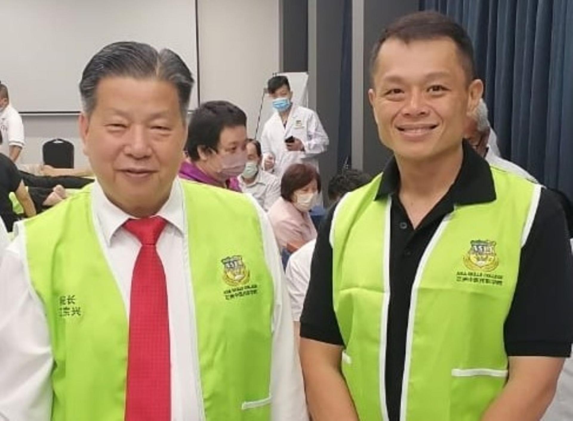砂医总会长江宗兴（左）恭贺林德强考获人力资源部技职局PP认证。