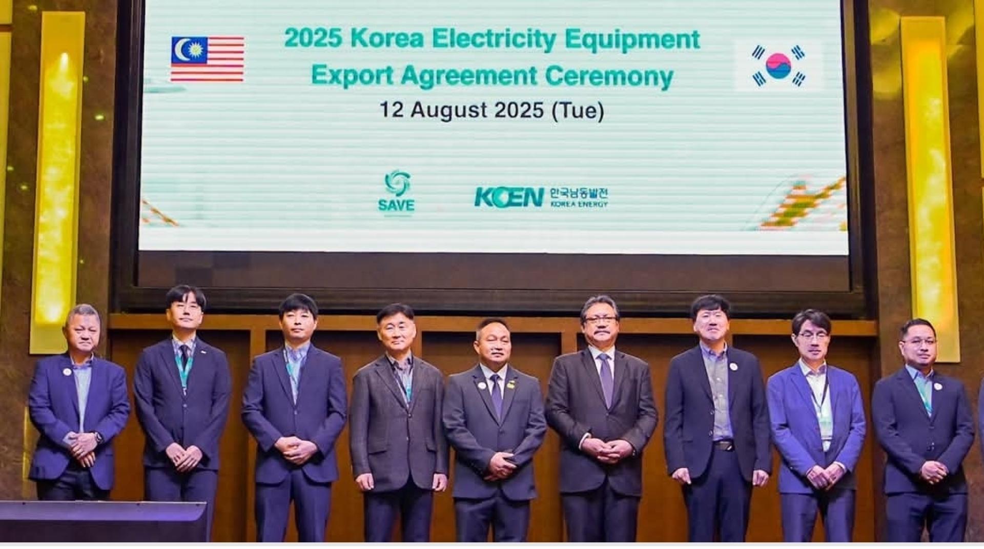 拿督哈兹兰（右4）代表不克出席的总理主持2025年可持续及有价能源会议（SAVE）开幕。
