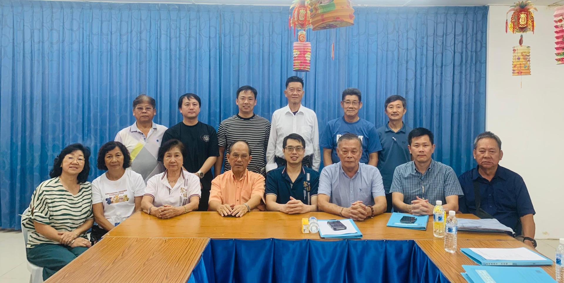 筹备会主席许业鸿（前排左5）、大会主席许为隆（前排左6）及署理主席许信隆（前排左7）等理事们合照。