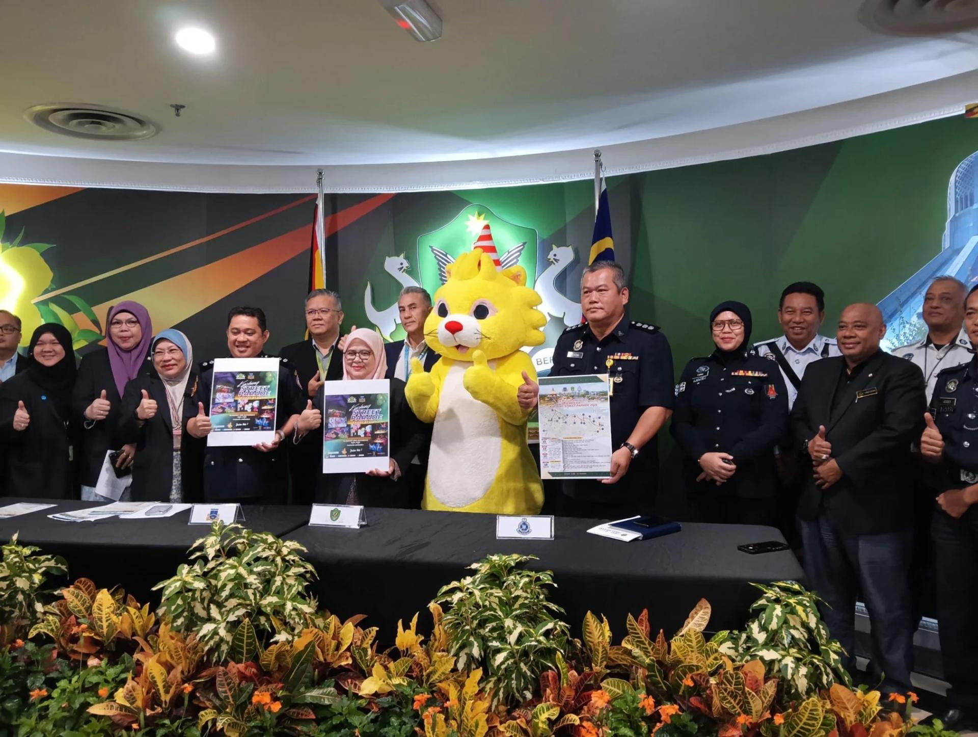 Jekeng Nyadei (tiga kanan) dan Timbalan Pengarah Jabatan Perkhidmatan Kawalselia Dewan Bandaraya Kuching Utara (DBKU), Siti Fatimah Jamail (lima kanan).