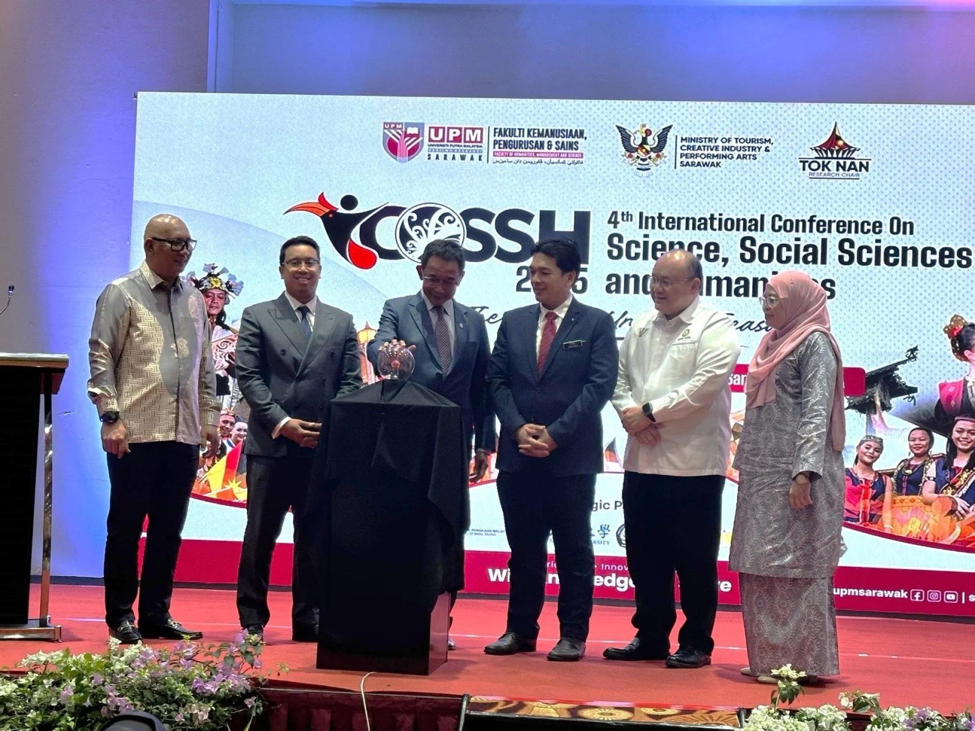 Abdul Karim menyempurnakan Persidangan Antarabangsa Sains, Sains Sosial dan Kemanusiaan Kali Ke-4 (ICOSSH 2025) di sebuah hotel di Bintulu pada Selasa.