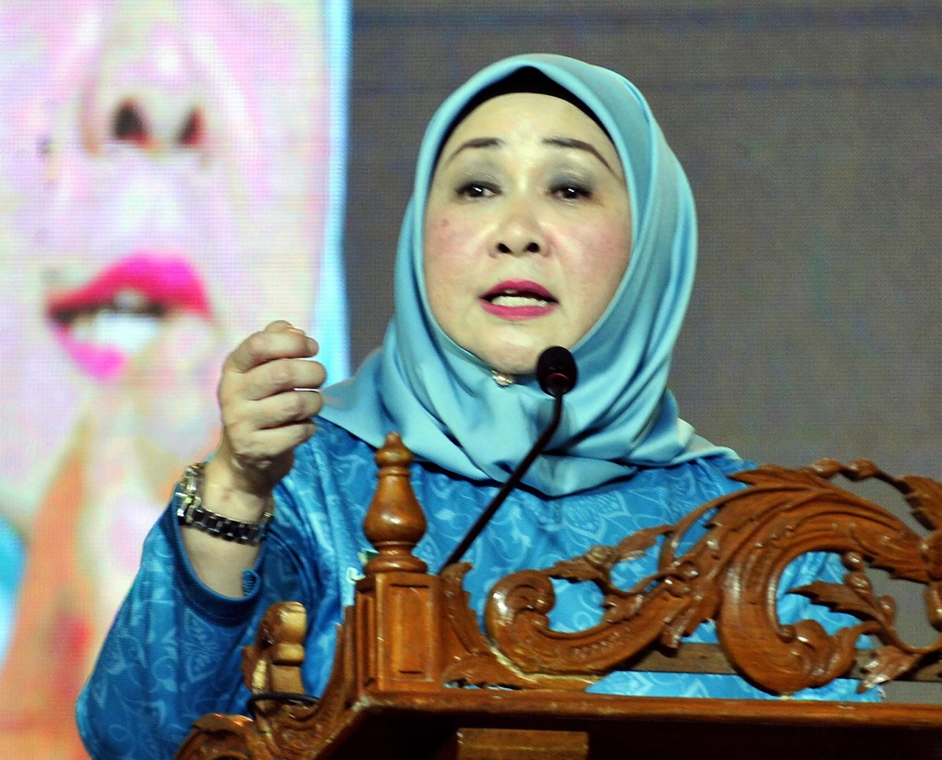 Datuk Sharifah Hasidah Sayeed Aman Ghazali delivering her speech.