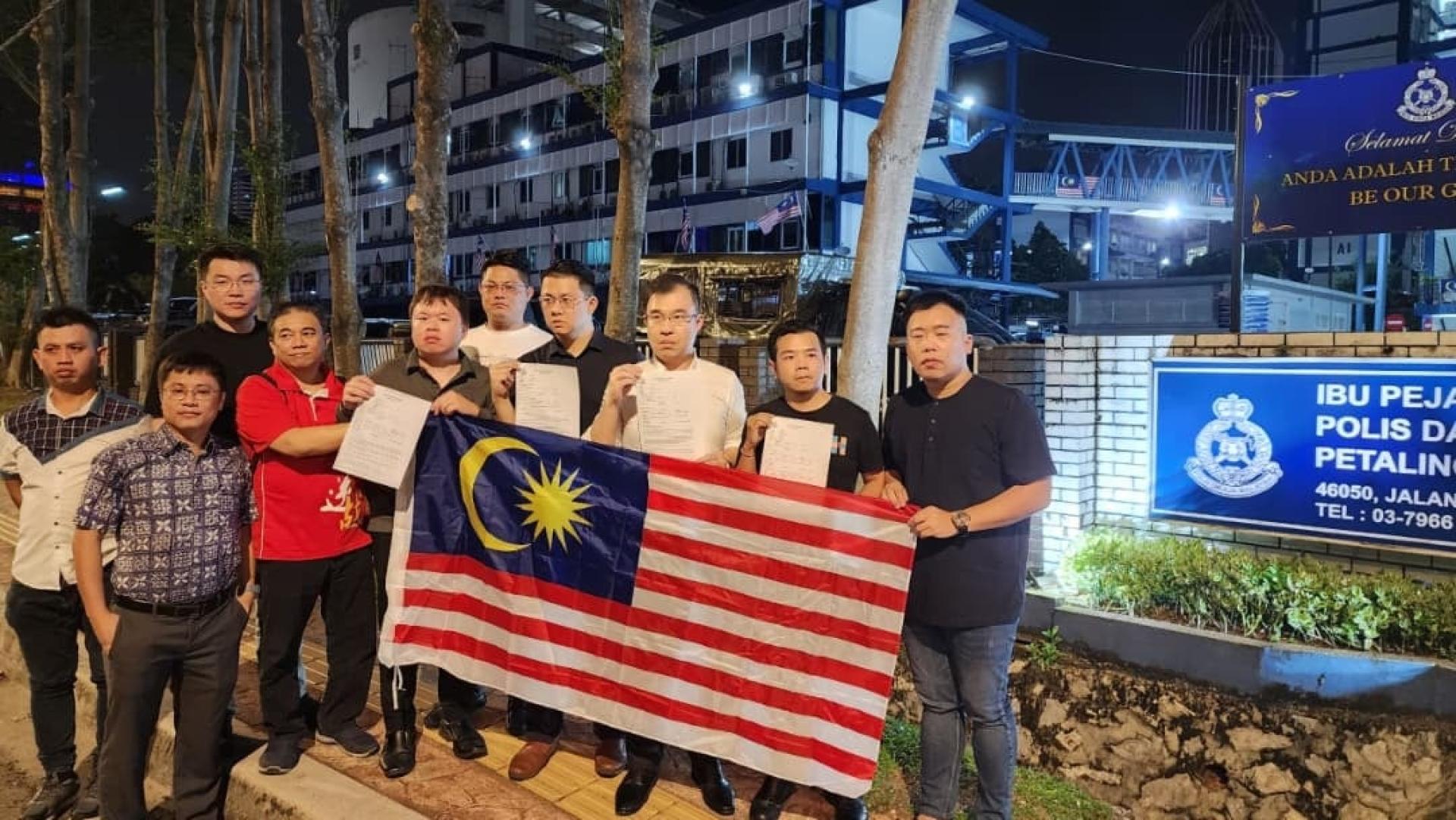 马青领袖出示国旗和报案纸，右起为黄子轩、张德华、薛杰豪、熊国宝及骆家骏。