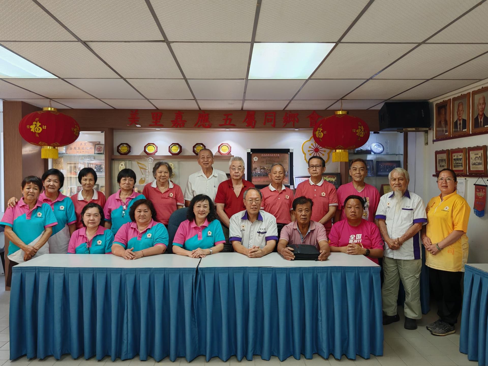 美里嘉应五属同乡会“创会 70 周年庆暨 2025 乙已年中秋兼敬老联欢晚宴” 筹备会成员合影。  左3起为筹备会主席古秋英及大会主席甲必丹梁振林。