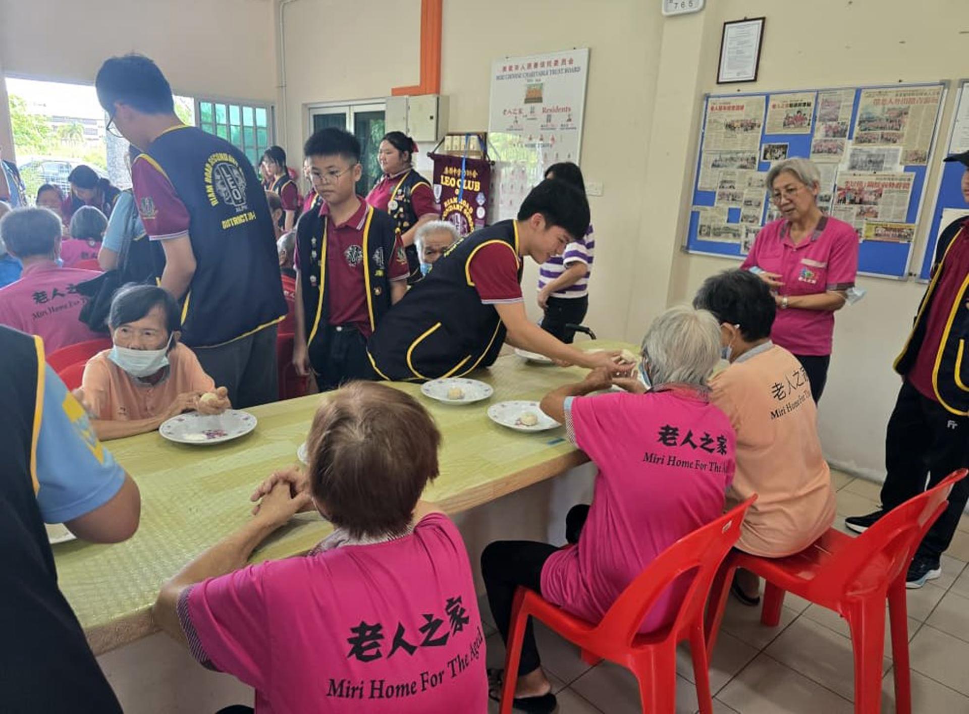 廉中幼狮会成员与长者们一同制作冰皮月饼。