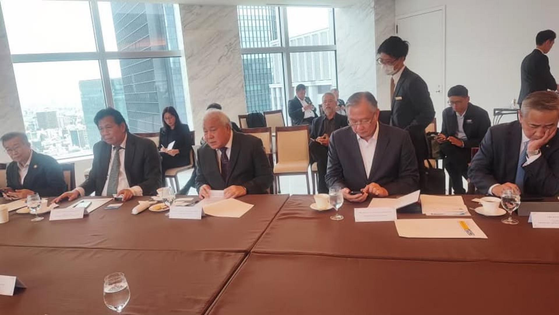 砂副总理阿旺登雅（中）在日本积极拉拢更多投资来砂。