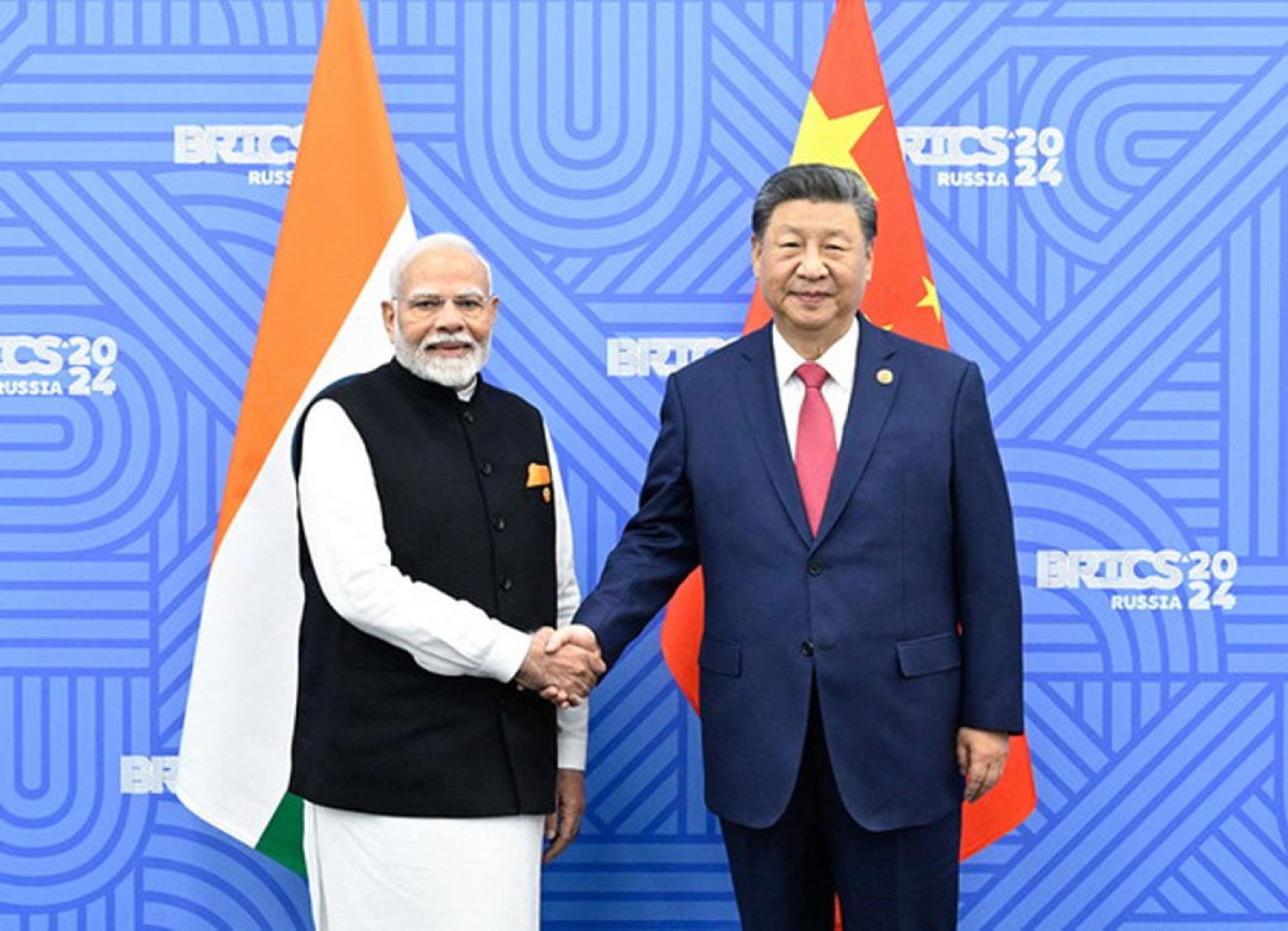 中国国家主席习近平（右）于2024年10月23日在喀山出席金砖国家领导人会晤期间会见印度总理莫迪（左）。（档案照）