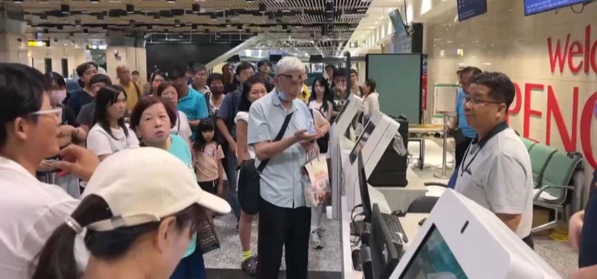 因为台风关系，澎湖有53航班全部被取消，多达3433名旅客受到影响。