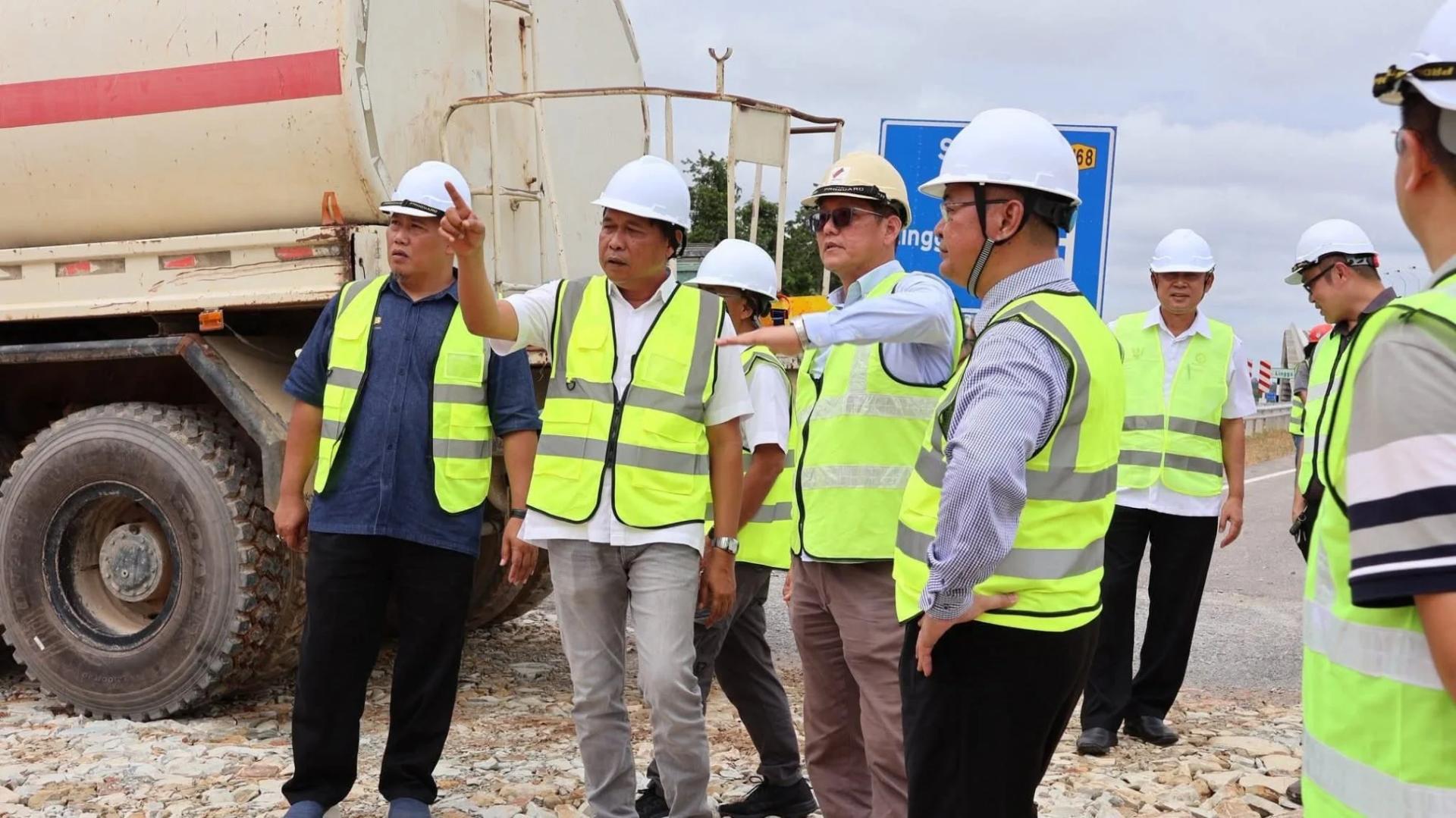 Aidel ketika meninjau perkembangan terkini Jambatan Lingga.