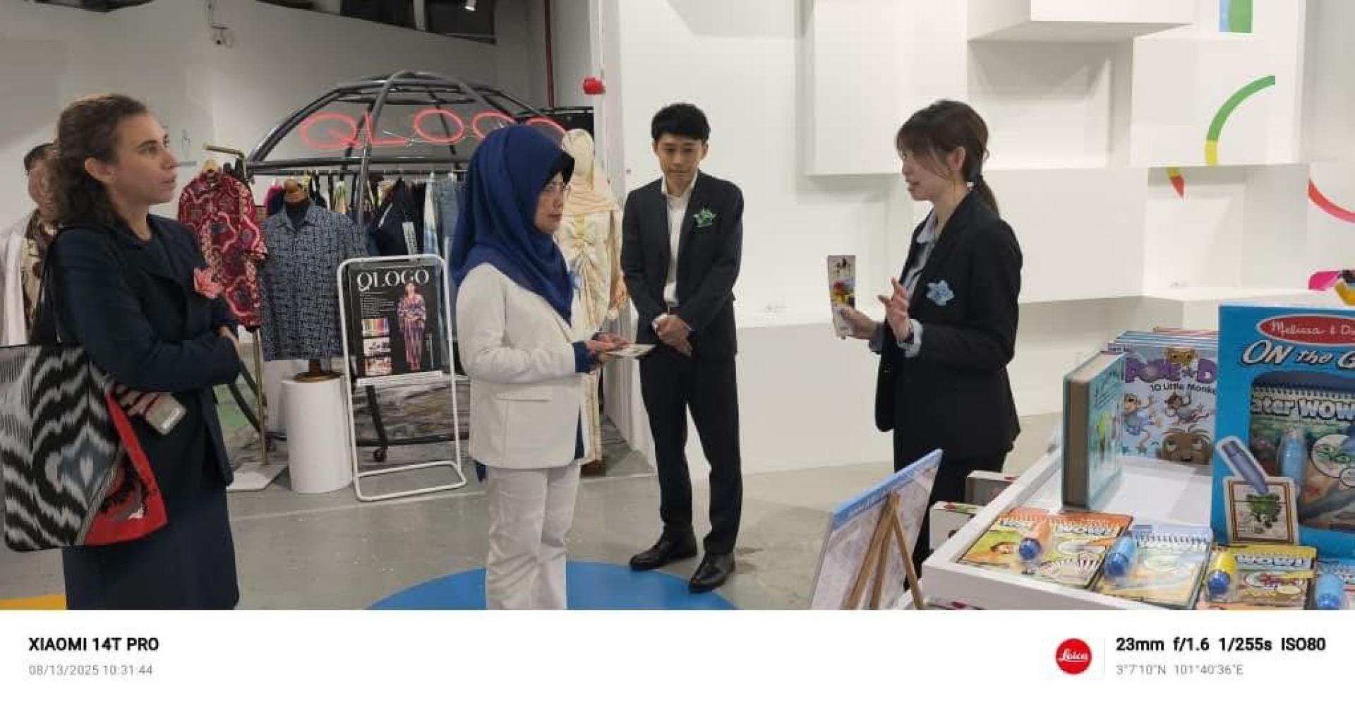 Sekitar rakaman ketika Fatimah hadir untuk menyerahkan surat penghargaan kepada wakil The Nippon Foundation, Makoto Wada di TOY8 Playground, The Gardens Mall, di sini, hari ini. FOTO UKAS