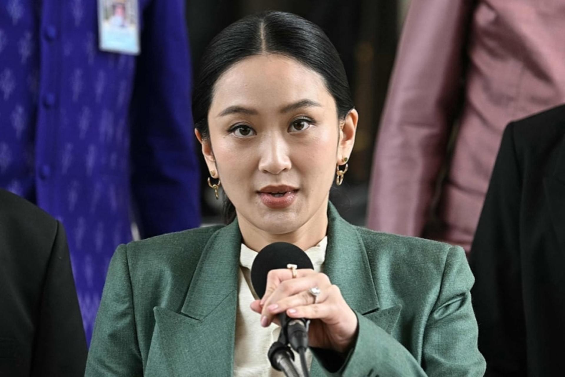 泰国首相佩通坦于7月1日被泰国宪法法院停职后举行记者会。