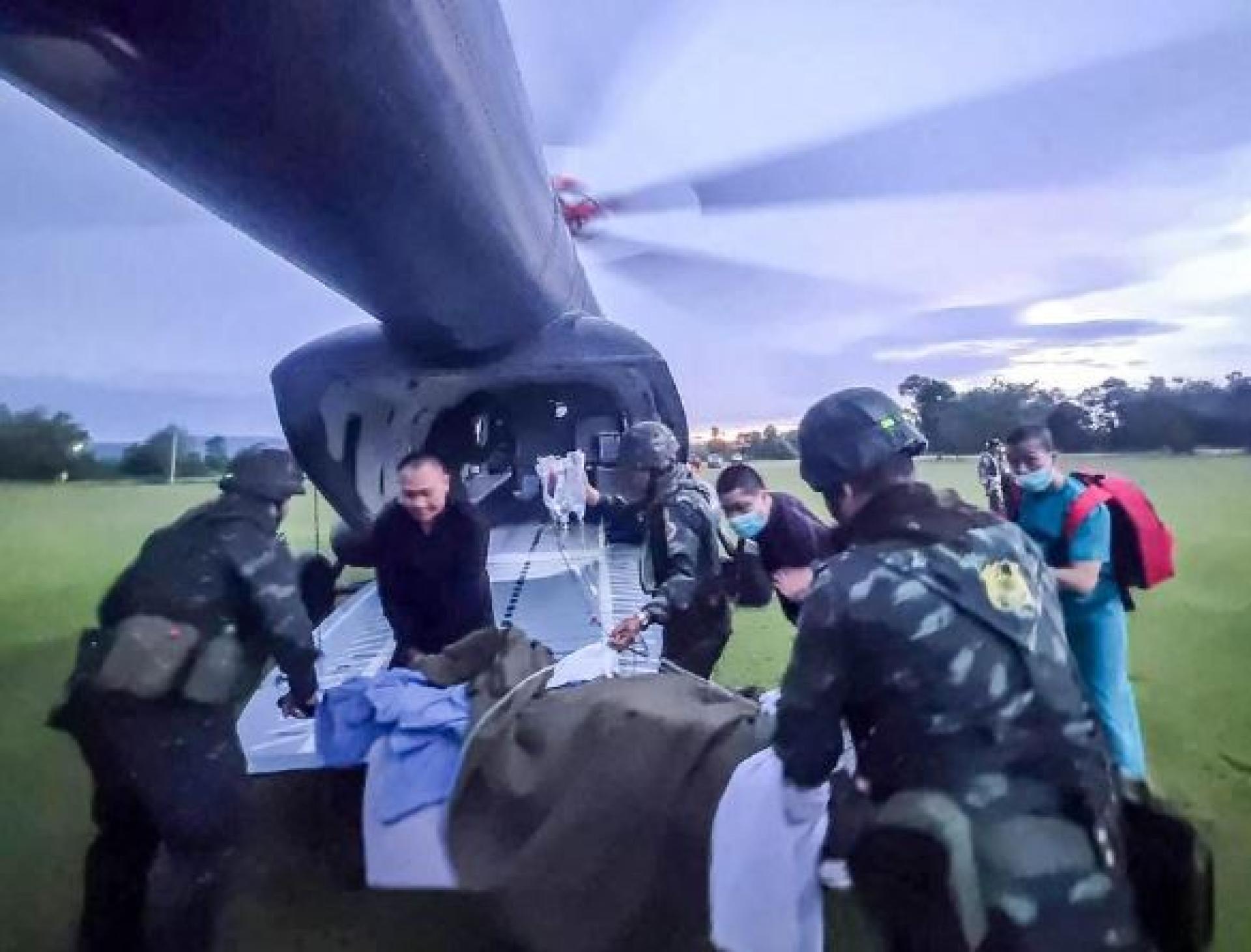 7月23日，一名泰国士兵在泰柬边境执勤时误触地雷受伤，由军用直升机紧急后送治疗。分析人士指出，边境地雷事件频传，恐成泰柬停火协议破局的不定时炸弹。