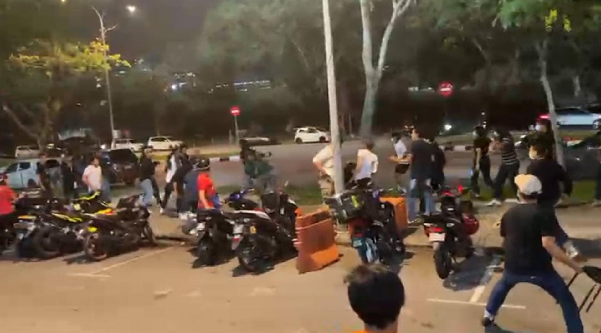 廿多名身穿黑白衣男子，互相叫嚣扭打成一团。 （视频截图）