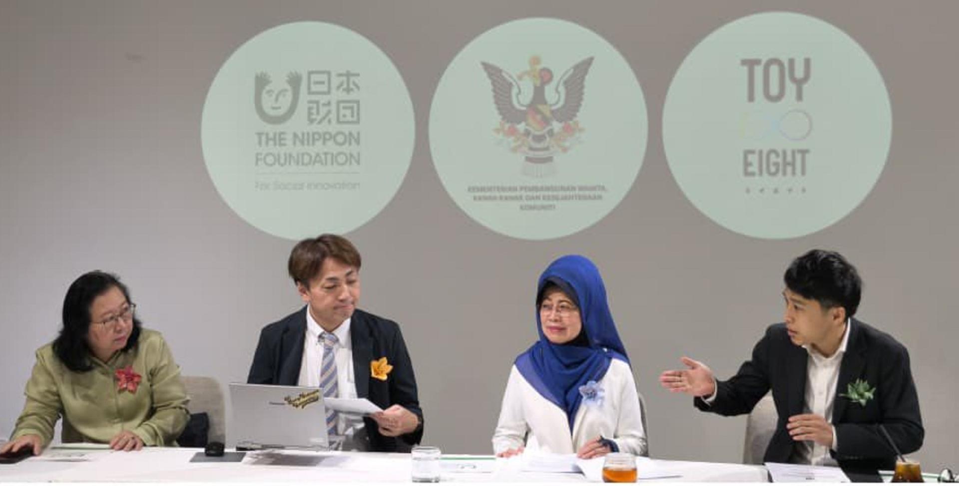 拿督斯里陈赛明（右2）对日本财团代表给予的赞助表示感谢。