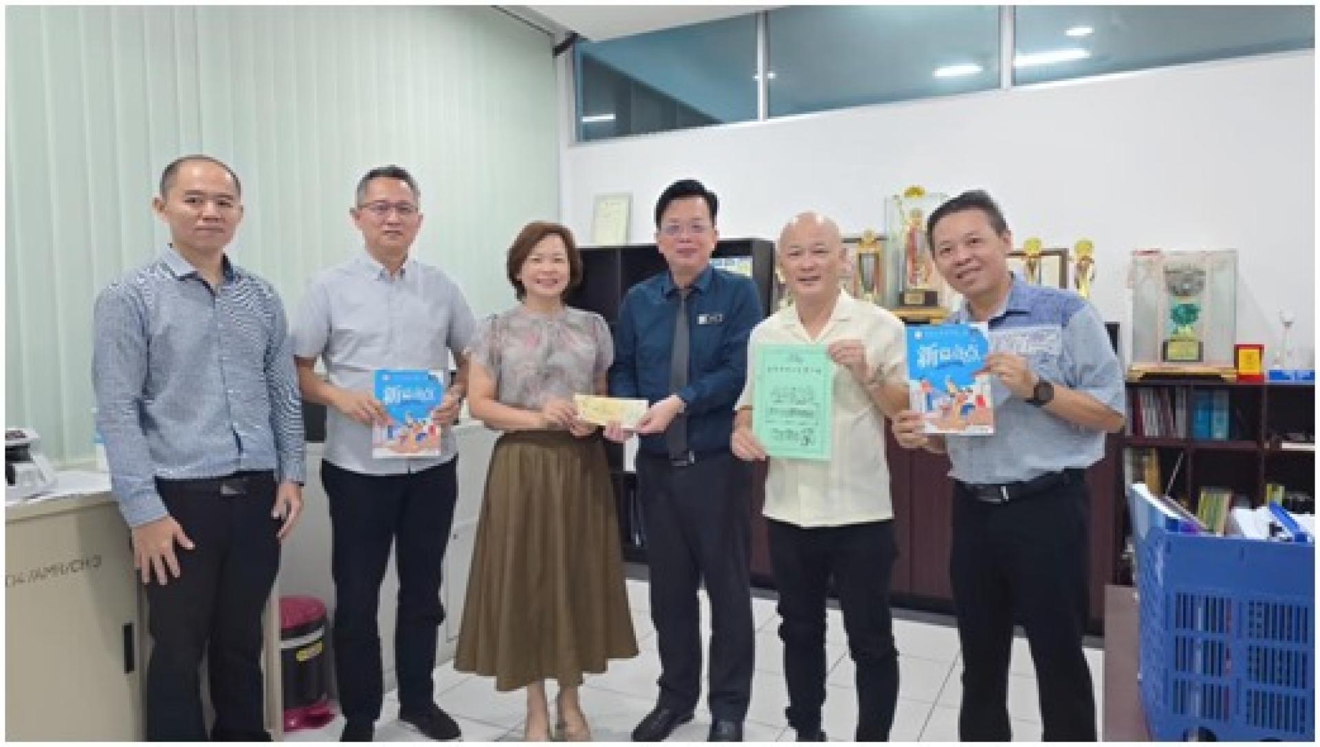 三小校友会会长张慧娇日前率领团队拜访校长黄玉祥，并移交“同学会暨谢师宴”邀请函予校长。黄玉祥则回赠毕业特刊予会长，象征三小情谊的延续与传承。